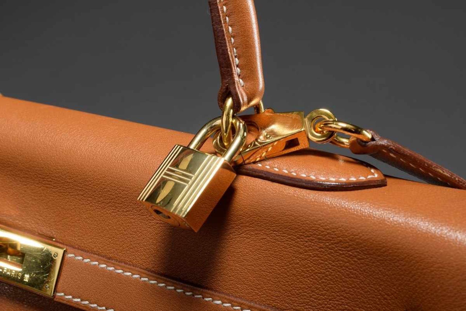 Hermès "Kelly Bag Souple 35", 1995, cognac calfskin, trapezoid body with arched carrying handle, - Bild 4 aus 10