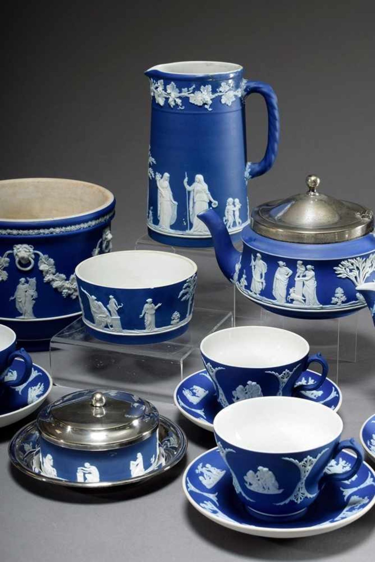 11 Various parts Wedgwood porcelain, light blue with antique scenes, consisting of: 5 cups/saucer ( - Bild 2 aus 10