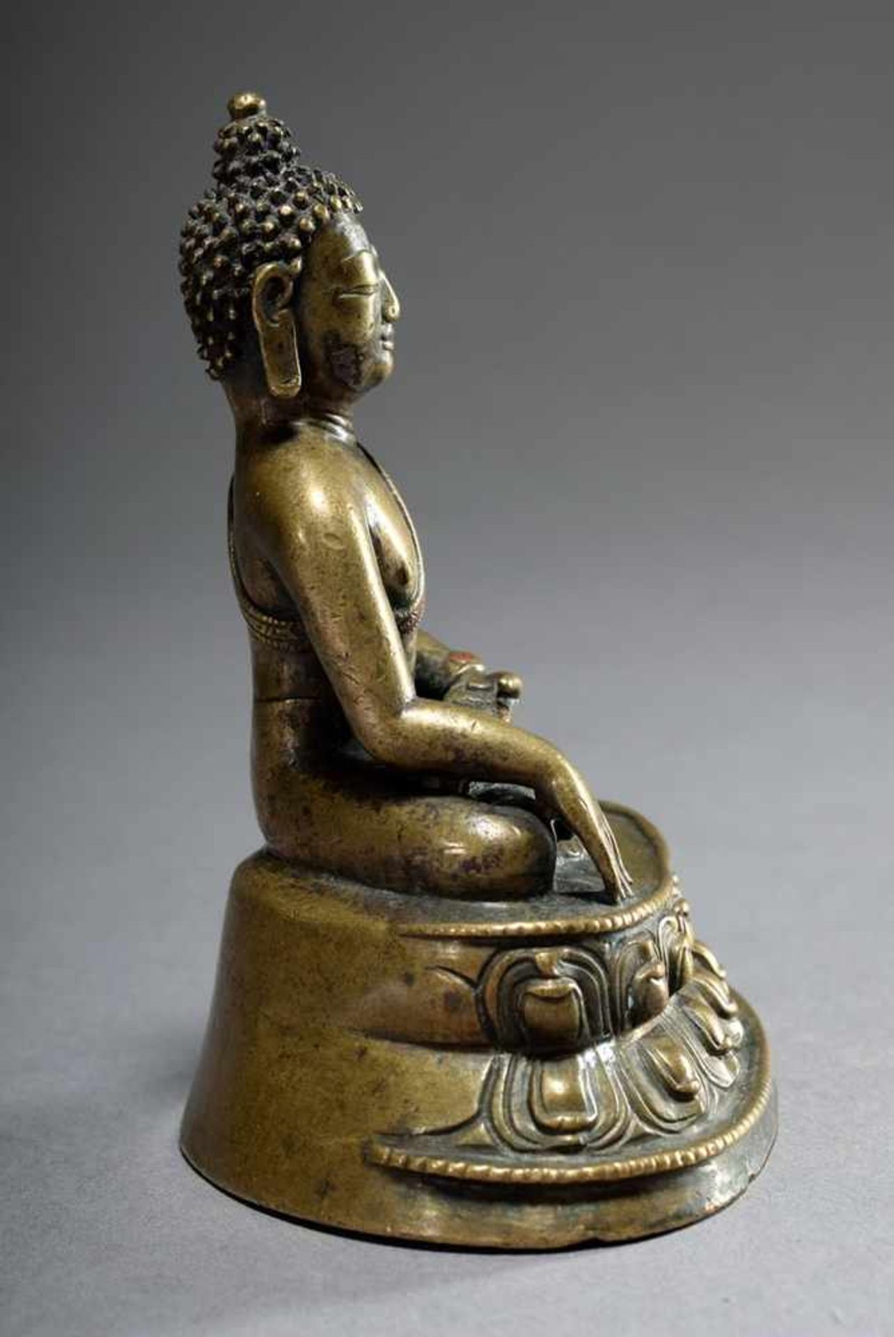 "Sitting Buddha Shakyamuni in Bhumisparsa Mudra", brass with copper inlay, Tibet around 1900, h. - Image 4 of 6