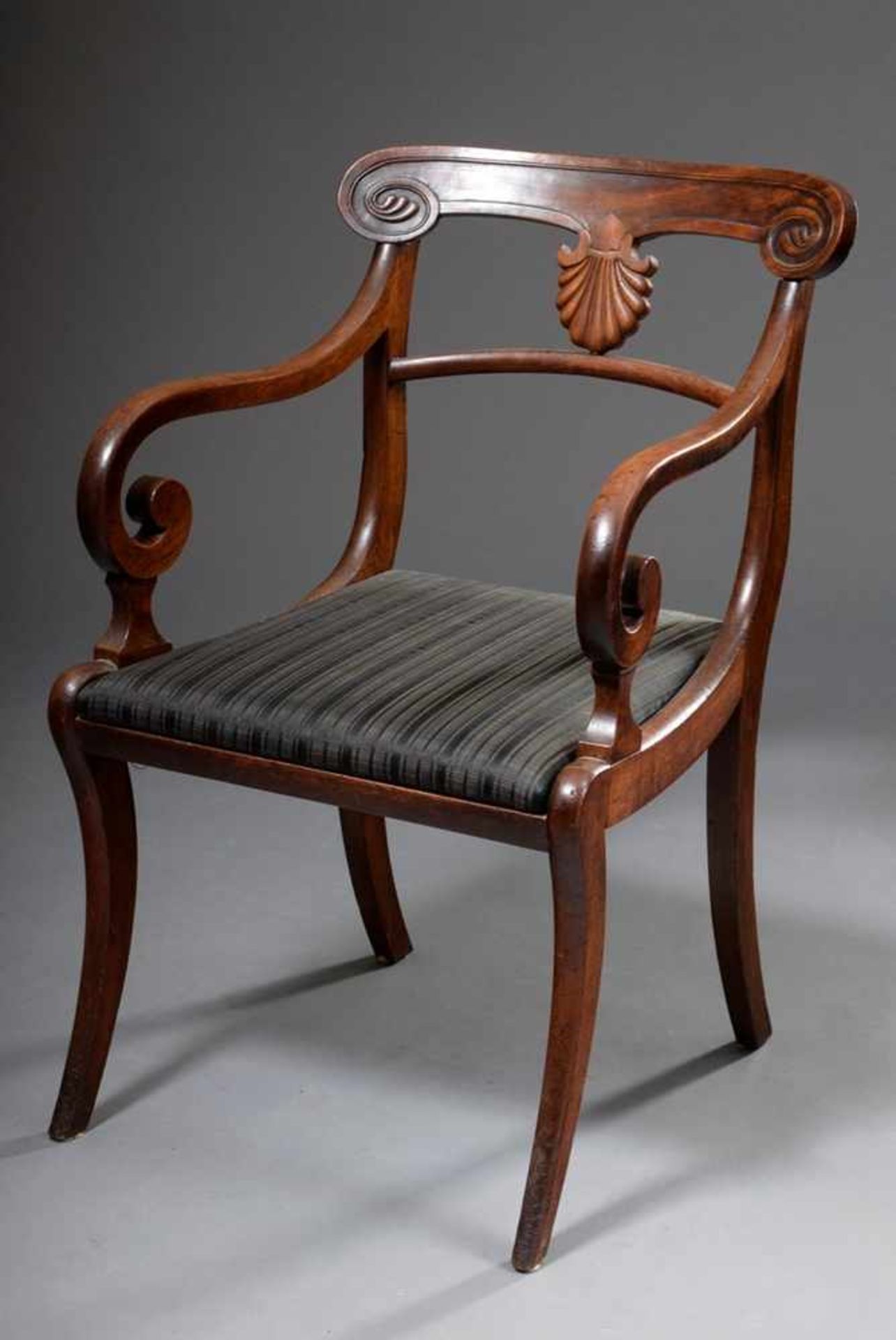5 English Sheraton chairs with carved backrests and sabre legs, 1x with armrests, mahogany, - Bild 5 aus 7