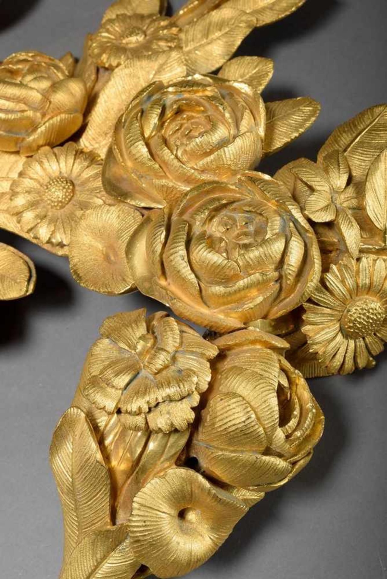 Pair of large, fire-gilt bronze wall decorations "Flower garlands and laurel branches with ribbons", - Bild 3 aus 7