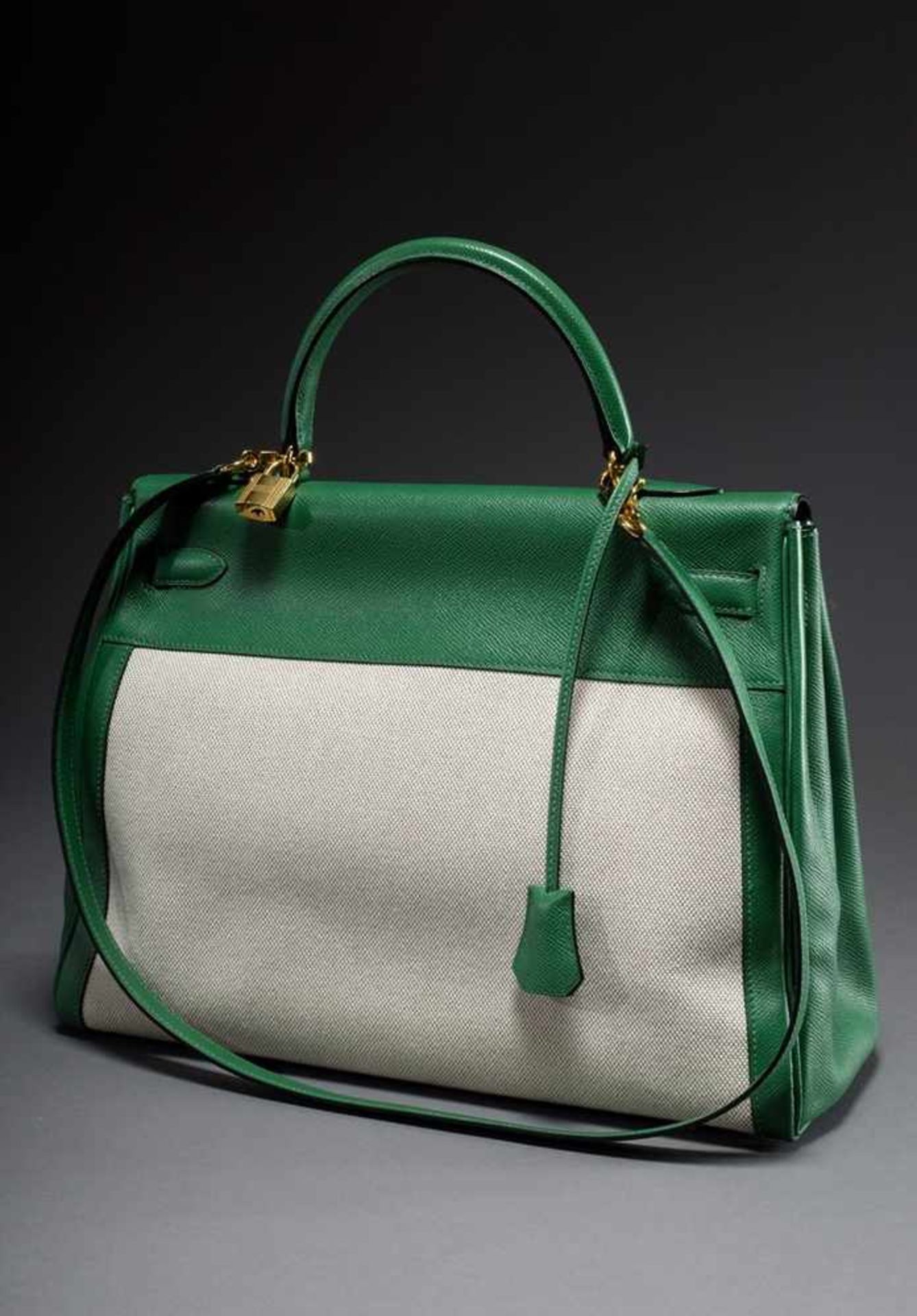 Hermès "Kelly Bag 35" 1999, linen and green calfskin, trapezoid body with arched carrying handle, - Bild 3 aus 9