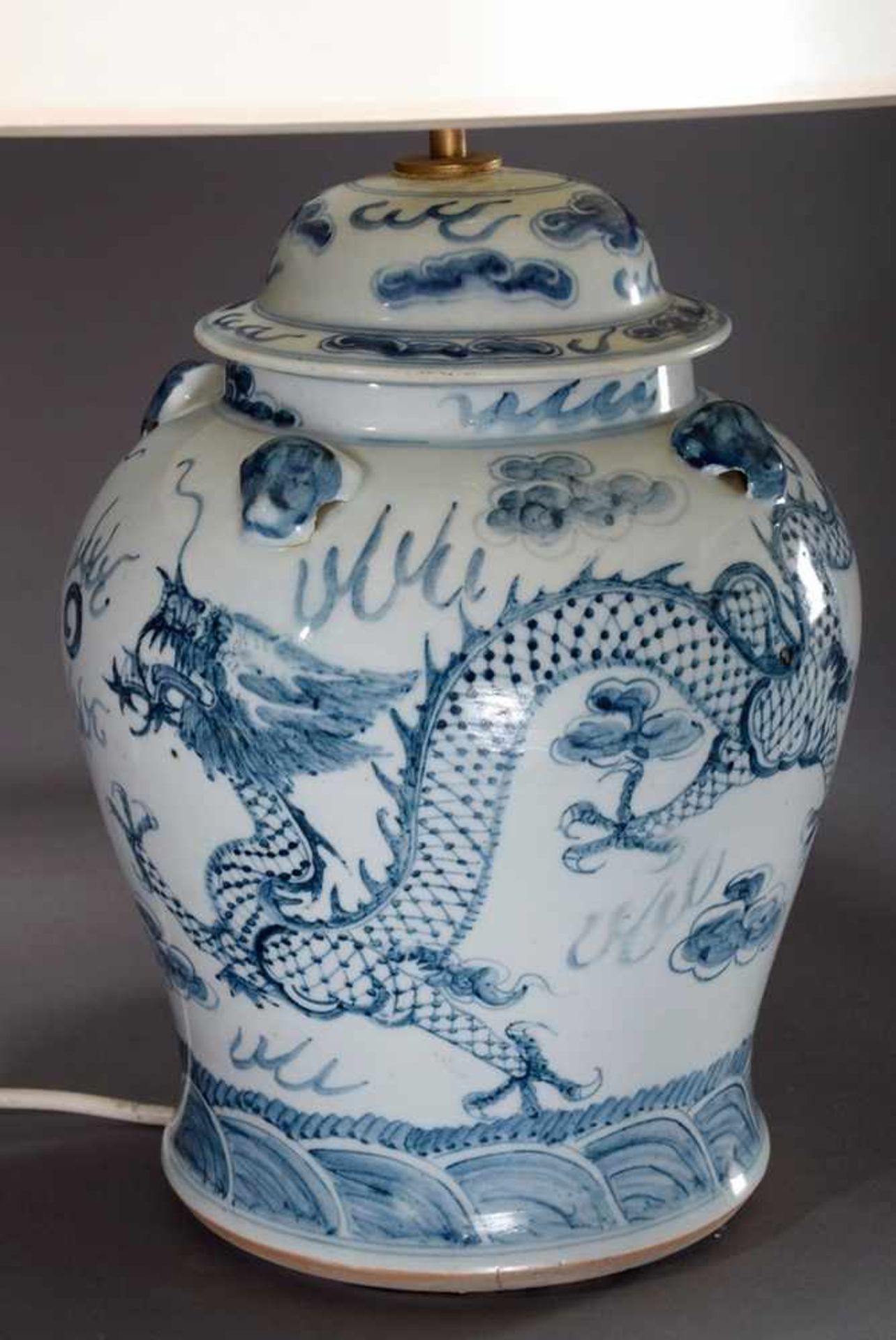 Pair of Chinese porcelain lamps with blue painting decoration "Cloud dragon with ball", h. 52cm, - Bild 4 aus 7