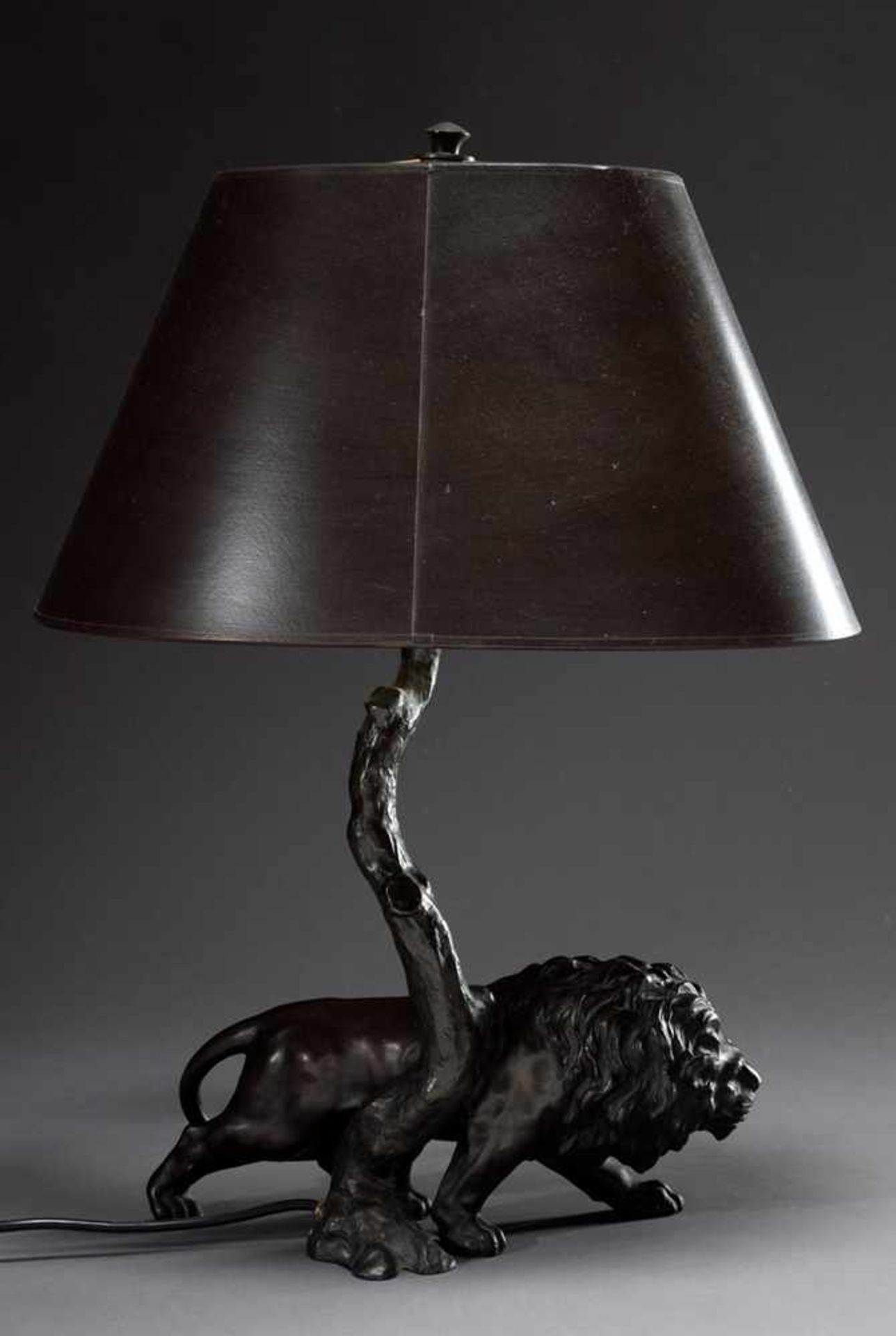 Table lamp "Stepping lion under a tree", galvanized zinc cast with matching dark brown patinated - Bild 2 aus 5