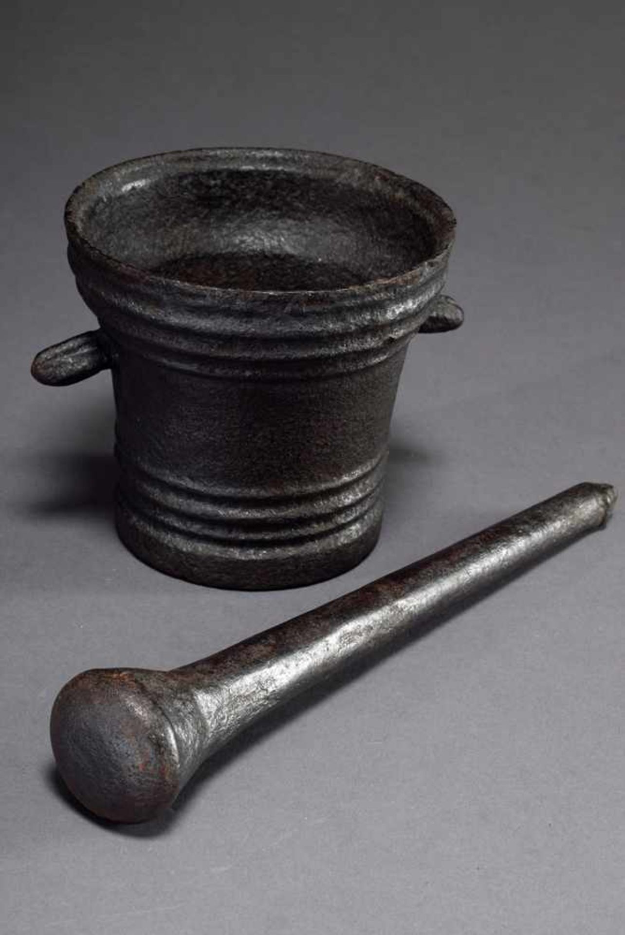 Cast-iron mortar with cylindrical body with longitudinal grooves and rod-shaped handles, probably - Bild 3 aus 5
