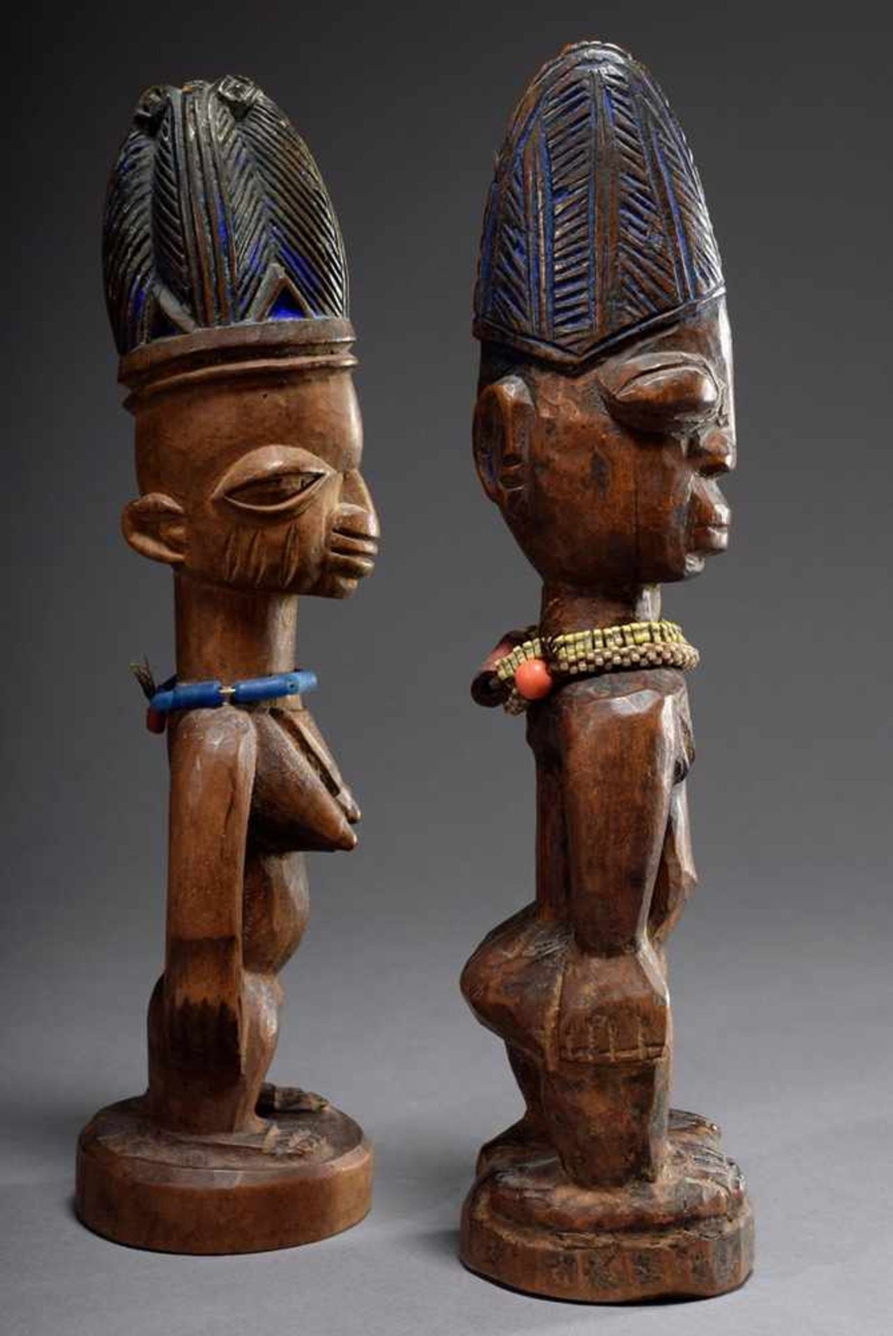 Pair of wooden Ibeji figures with pearl ornaments and remains of coloured painting, h. 19,5/30cm, - Bild 3 aus 7