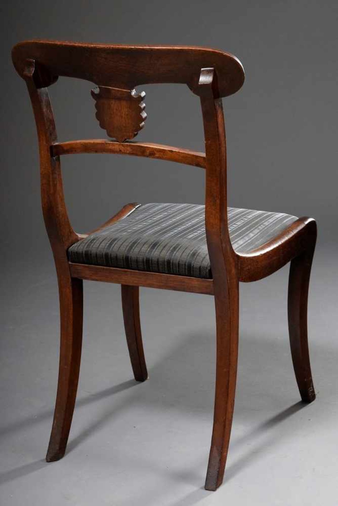 5 English Sheraton chairs with carved backrests and sabre legs, 1x with armrests, mahogany, - Image 4 of 7