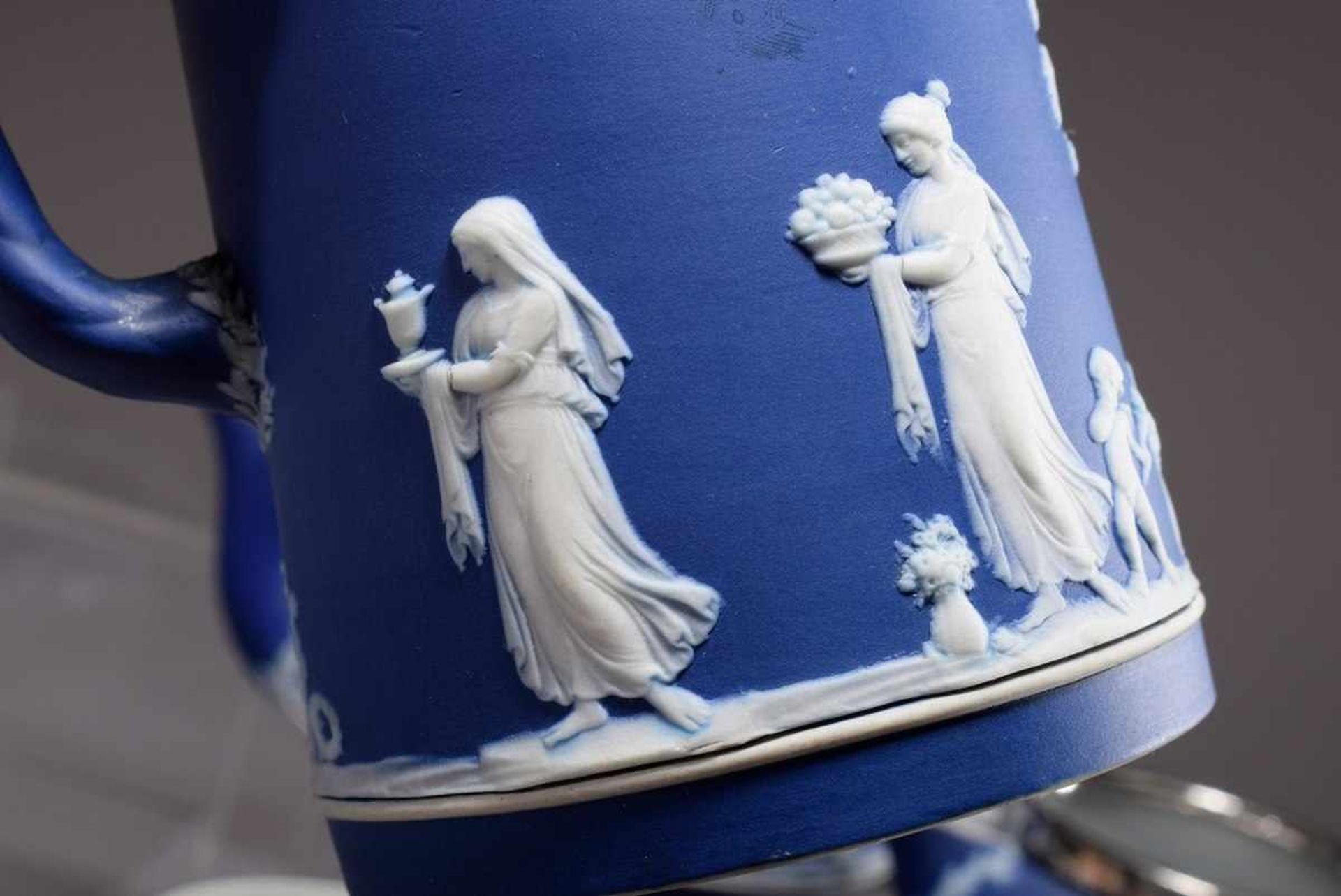 11 Various parts Wedgwood porcelain, light blue with antique scenes, consisting of: 5 cups/saucer ( - Bild 8 aus 10