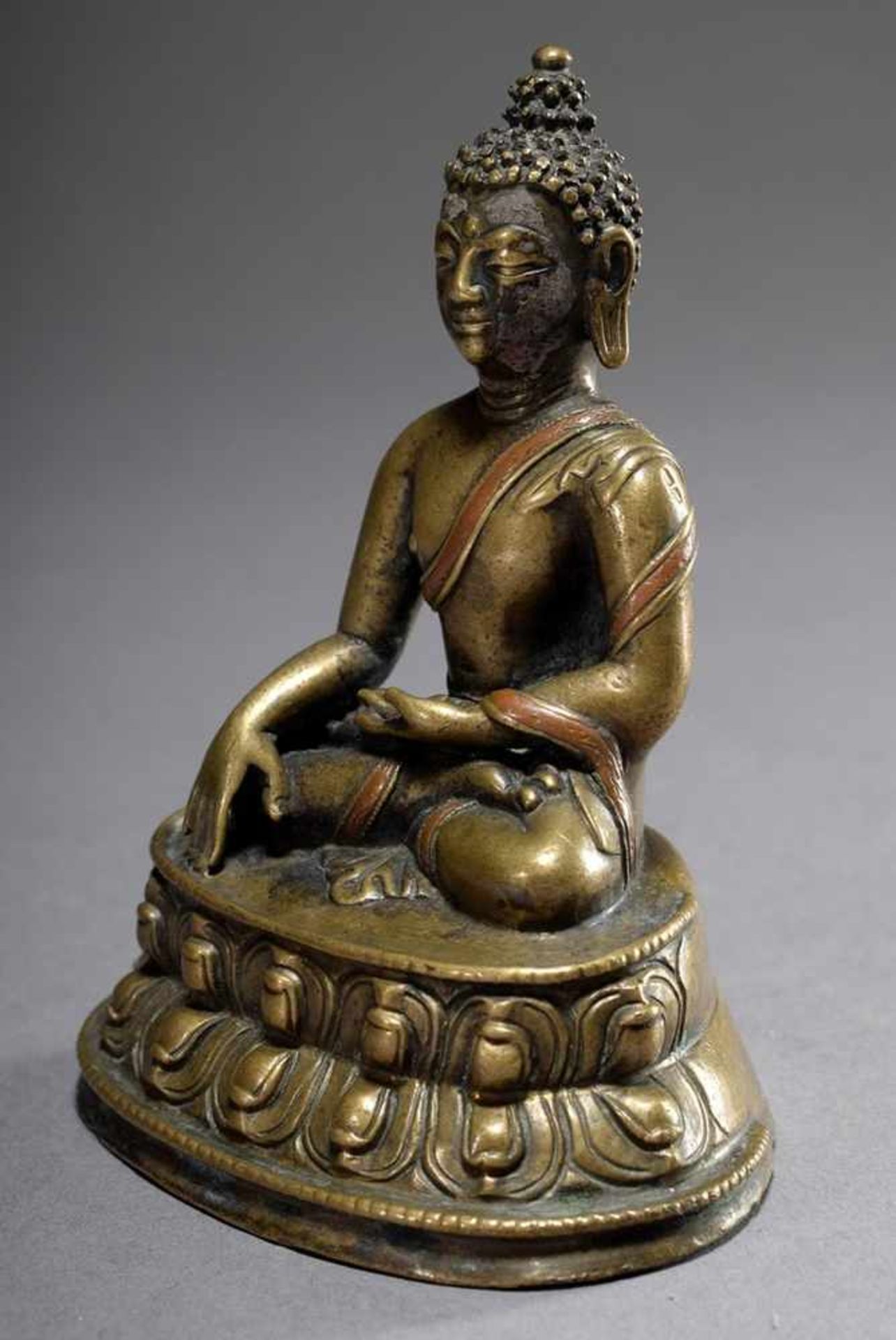 "Sitting Buddha Shakyamuni in Bhumisparsa Mudra", brass with copper inlay, Tibet around 1900, h. - Image 3 of 6