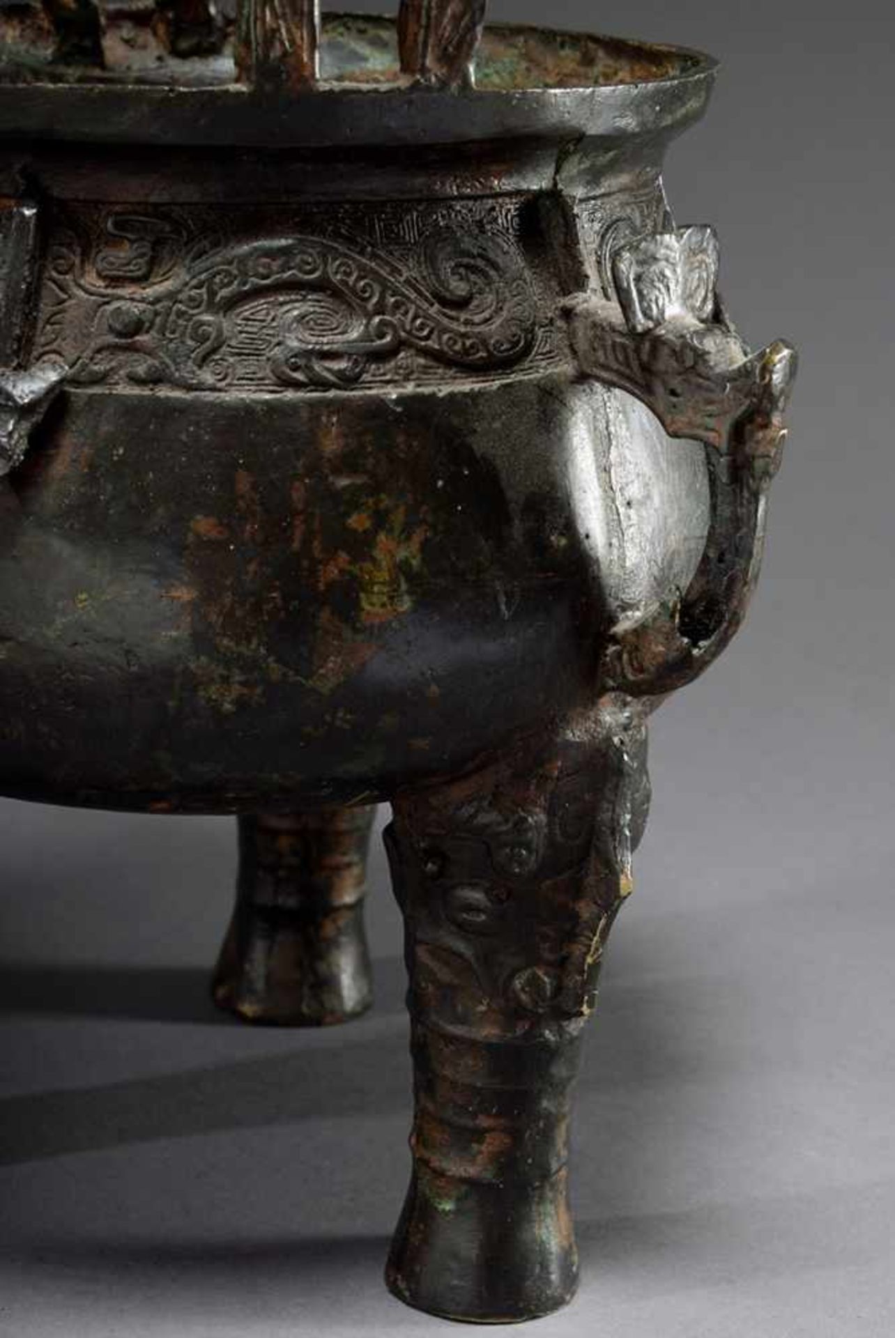 Bronze ritual vessel of the type "Ding" with archaic ornamental frieze on 3 legs, China 18th/19th - Image 3 of 10