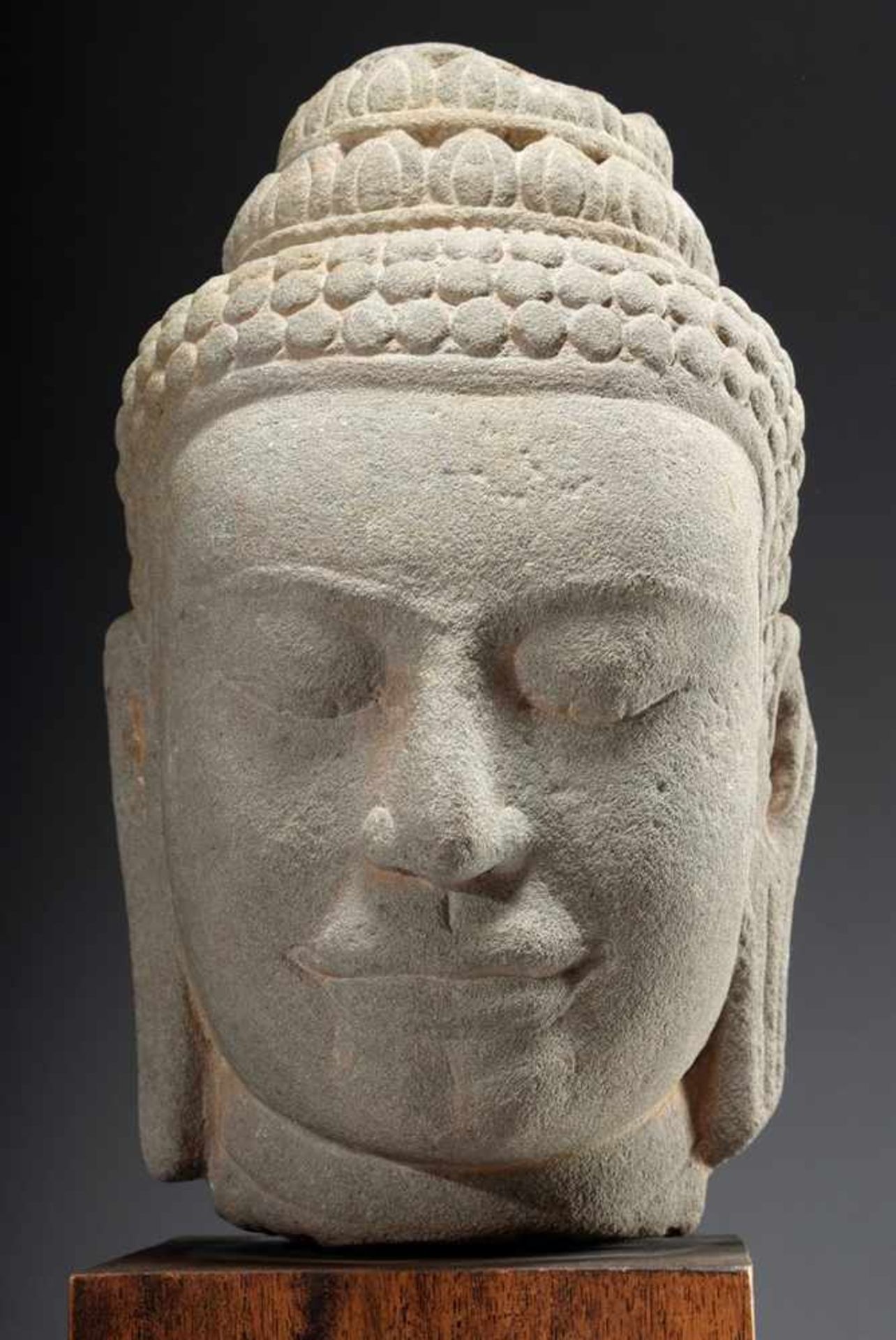 Sandstone Buddha head in Bayon style with stepped Unisha, on wooden base, Cambodia/Thailand, h. 30cm - Image 3 of 7