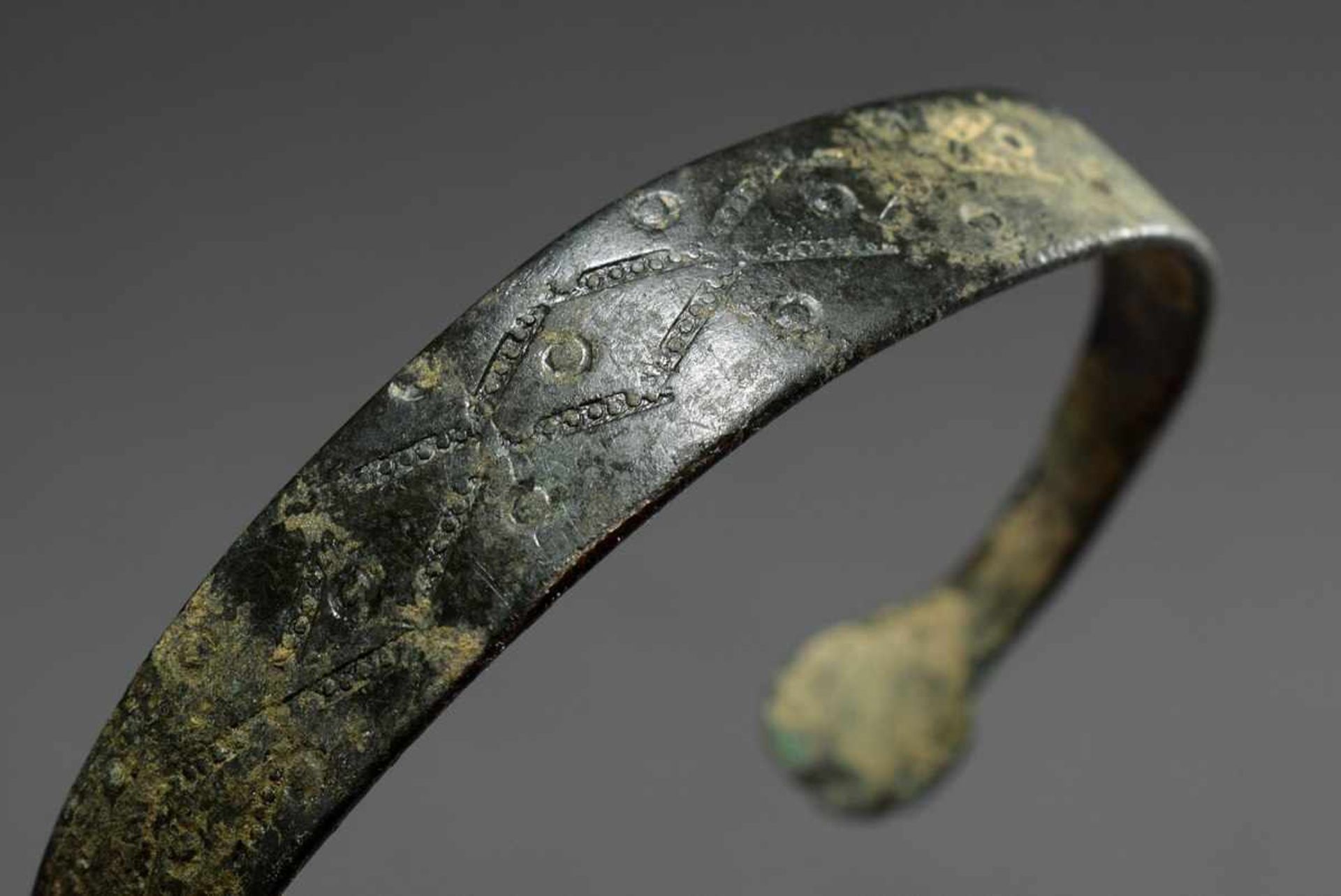 Antique bangle, bronze, 17g, Ø inside 6.3, w. 1.1cmAntike Armspange, Bronze, 17g, Ø innen 6,3, B.