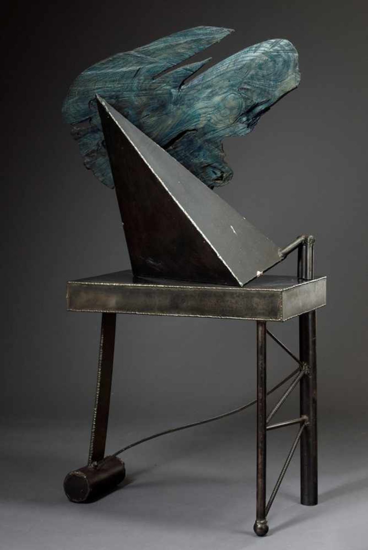 Radeloff, Thomas (*1955) "Abstract Form", blue framed wood fragment on metal table base, 132x68x36, - Bild 2 aus 5