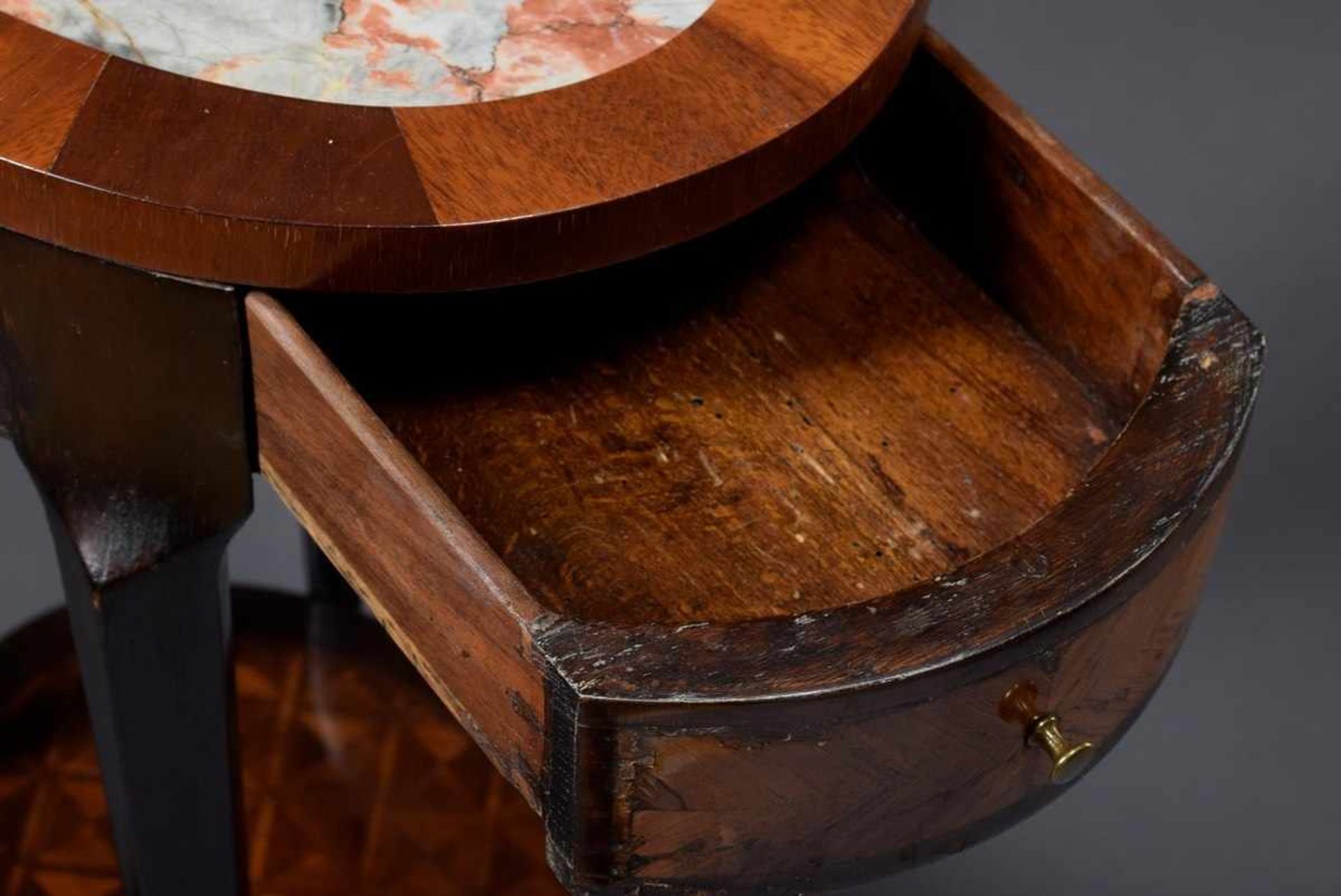 Oval "Table tricoteuse" with white-reddish marble top and optical marquetry, on curved legs with - Image 5 of 8