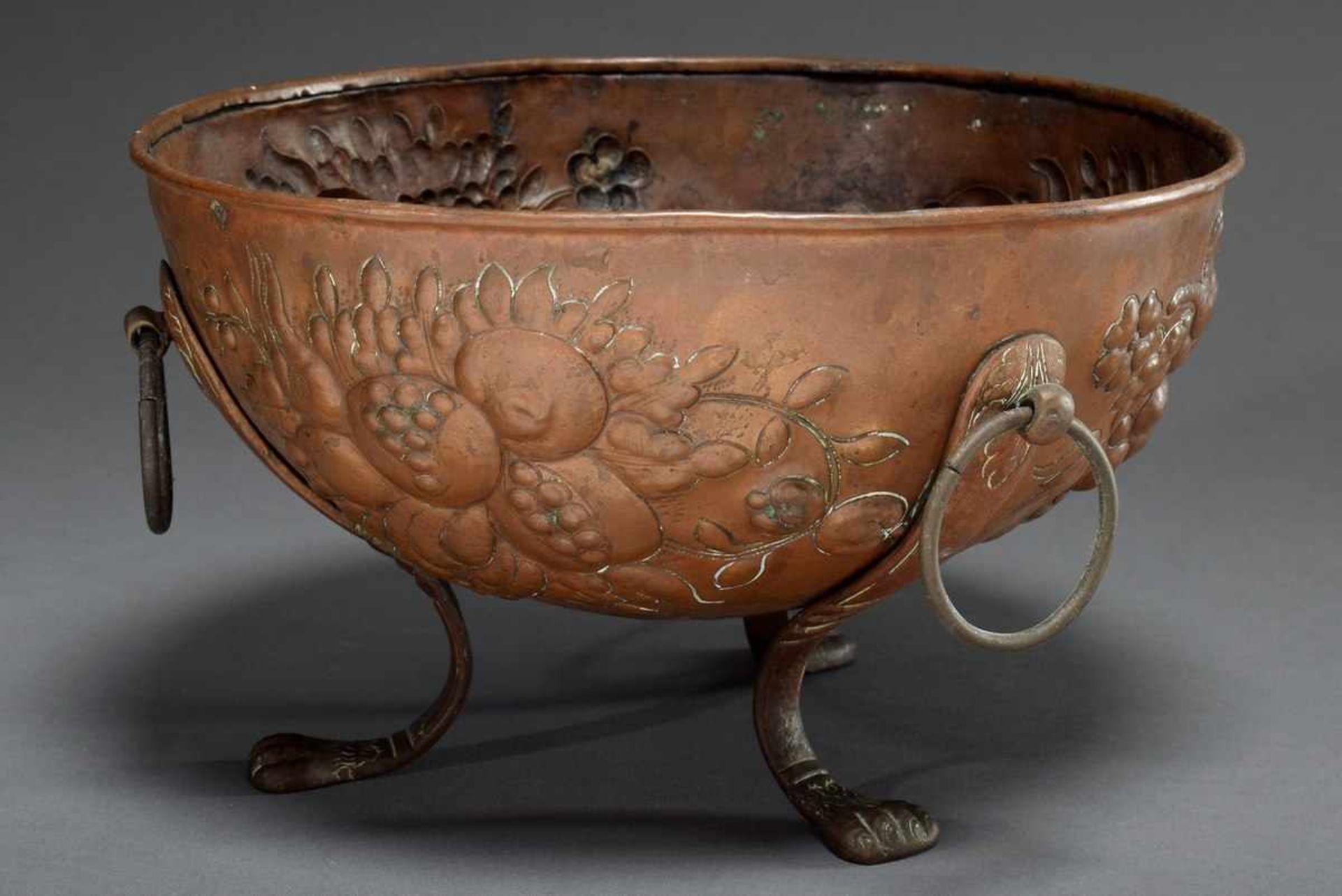Round copper bowl on 3 feet with ring handles and chased fruit decoration, Friesland, h. 18cm, Ø - Bild 5 aus 5
