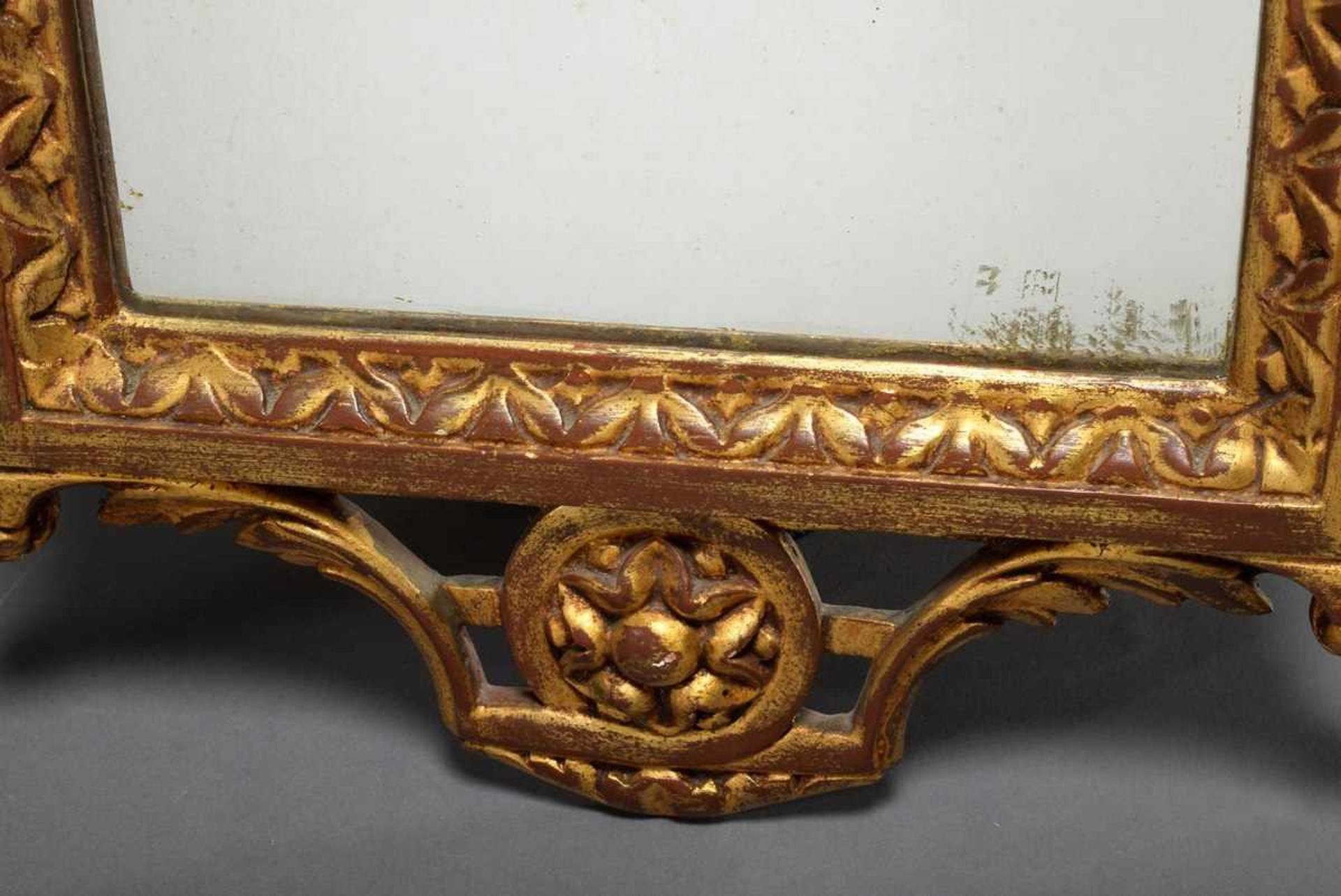 Small console mirror in classicistic style with medallion crown and draperies, wood carved and - Bild 5 aus 8