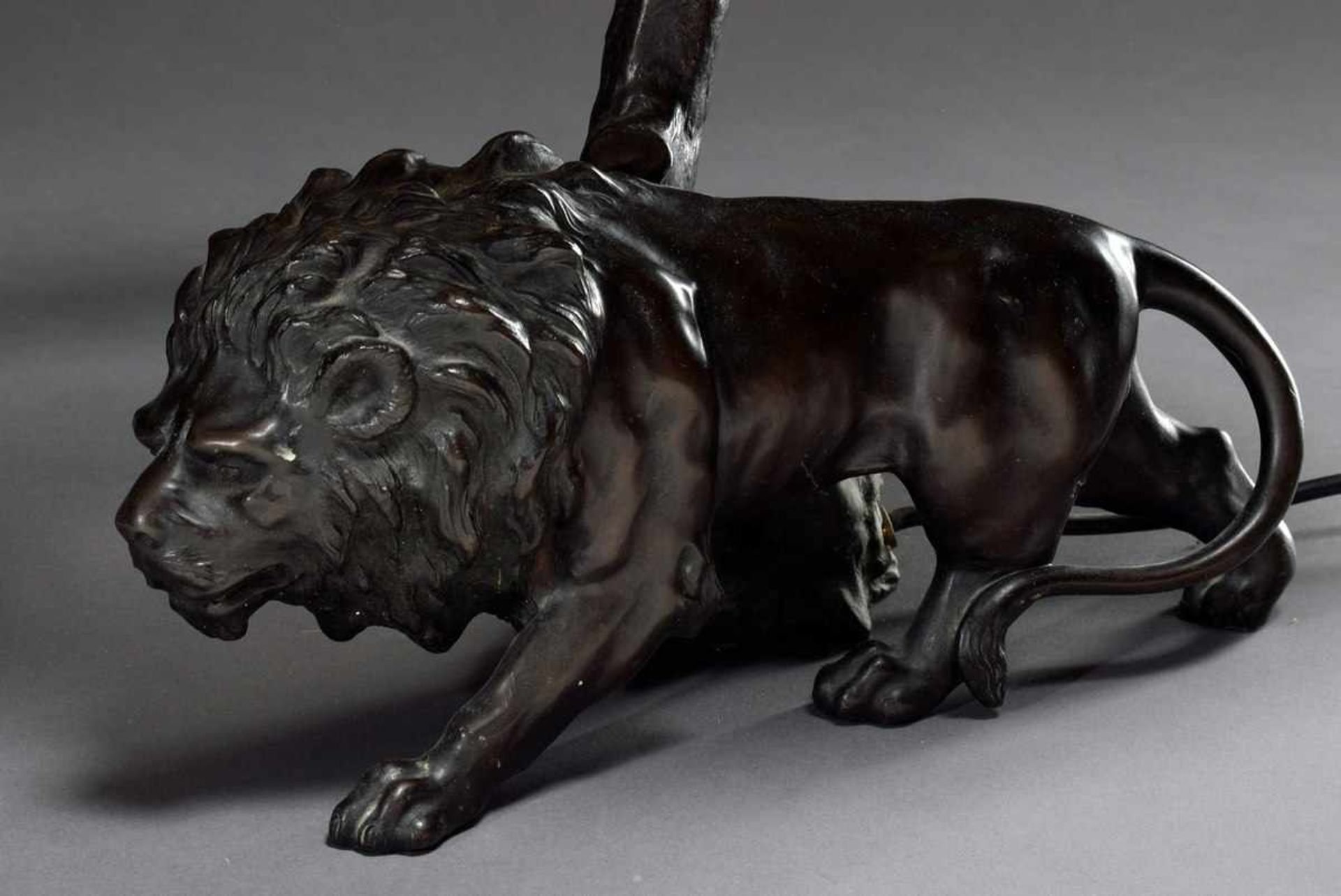 Table lamp "Stepping lion under a tree", galvanized zinc cast with matching dark brown patinated - Bild 4 aus 5