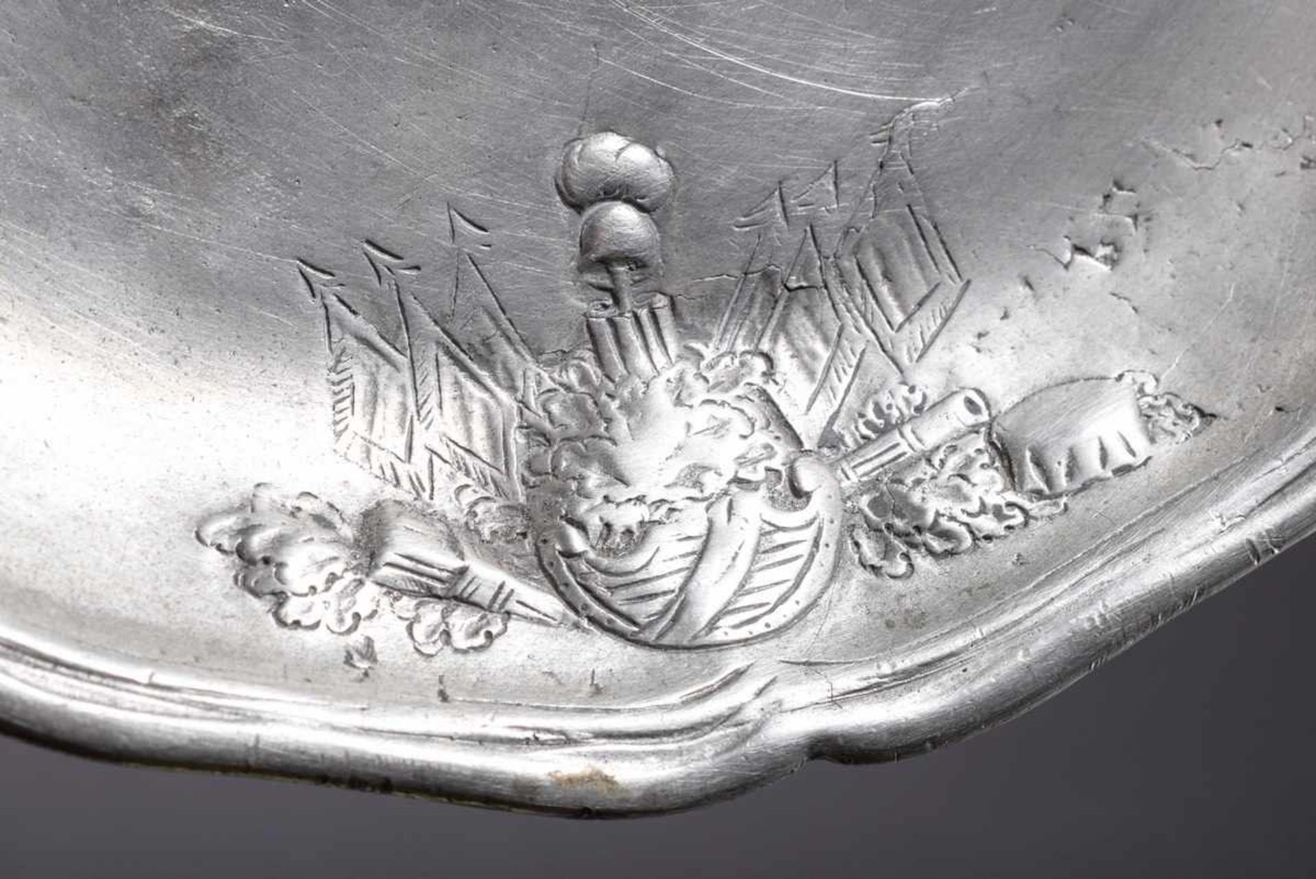 2 Various parts pewter: oval plate with relief "Crowned Fabulous Creature" in the mirror and - Bild 7 aus 9