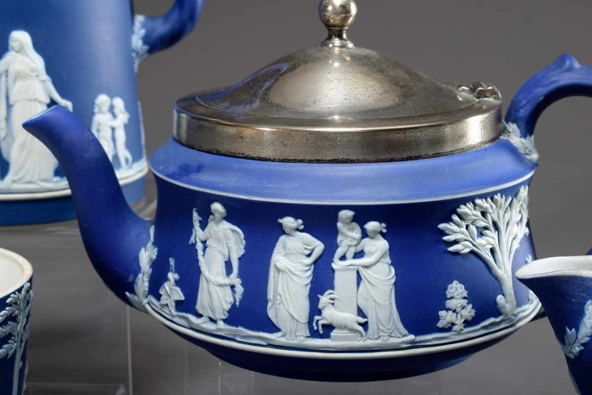 11 Various parts Wedgwood porcelain, light blue with antique scenes, consisting of: 5 cups/saucer ( - Bild 3 aus 10