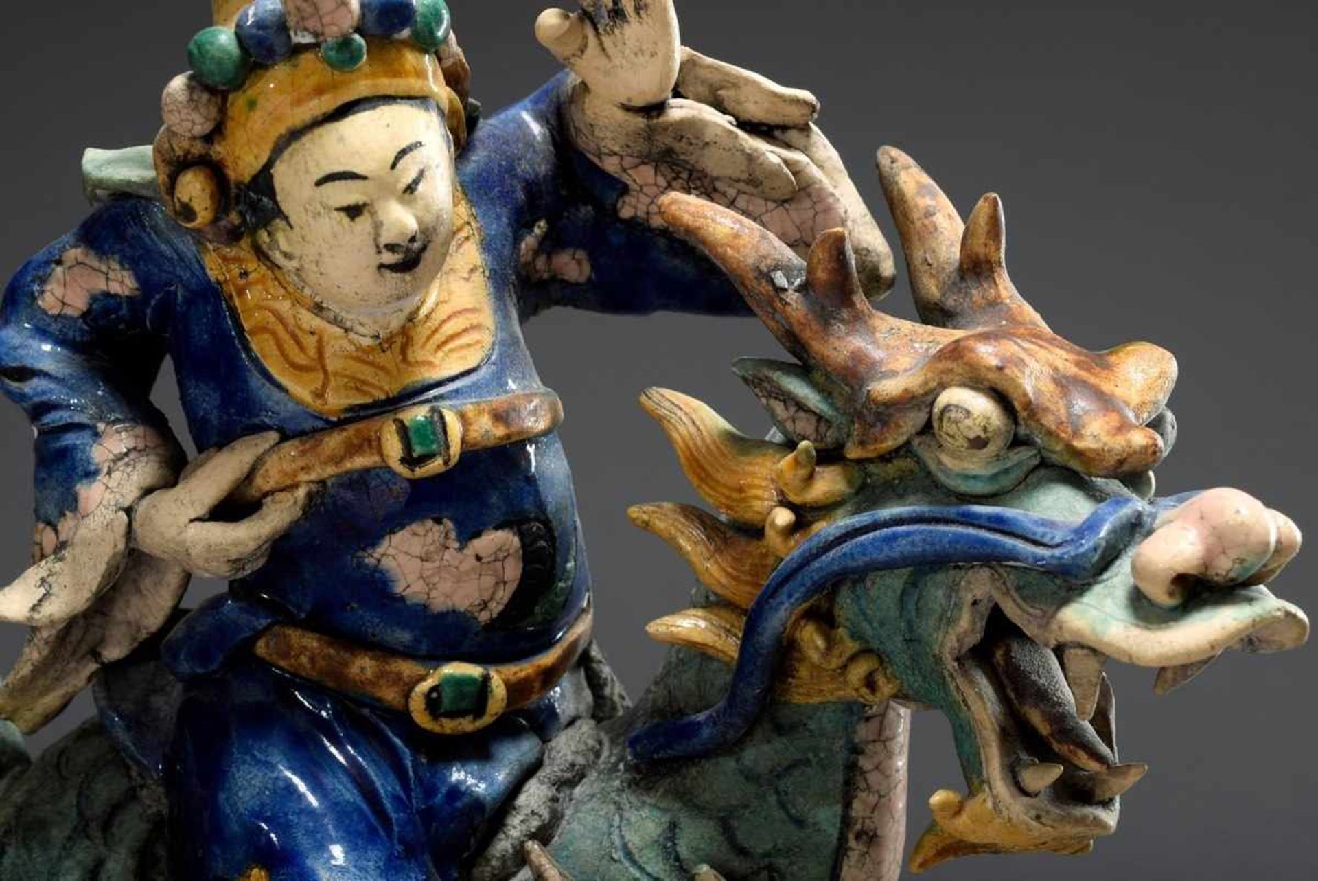 Large ceramic temple ridge turret "Qilin rider", colored glazed, flat back, on rectangular wooden - Bild 3 aus 7