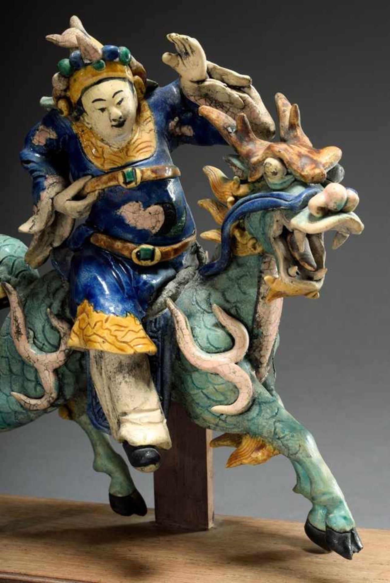 Large ceramic temple ridge turret "Qilin rider", colored glazed, flat back, on rectangular wooden - Bild 2 aus 7