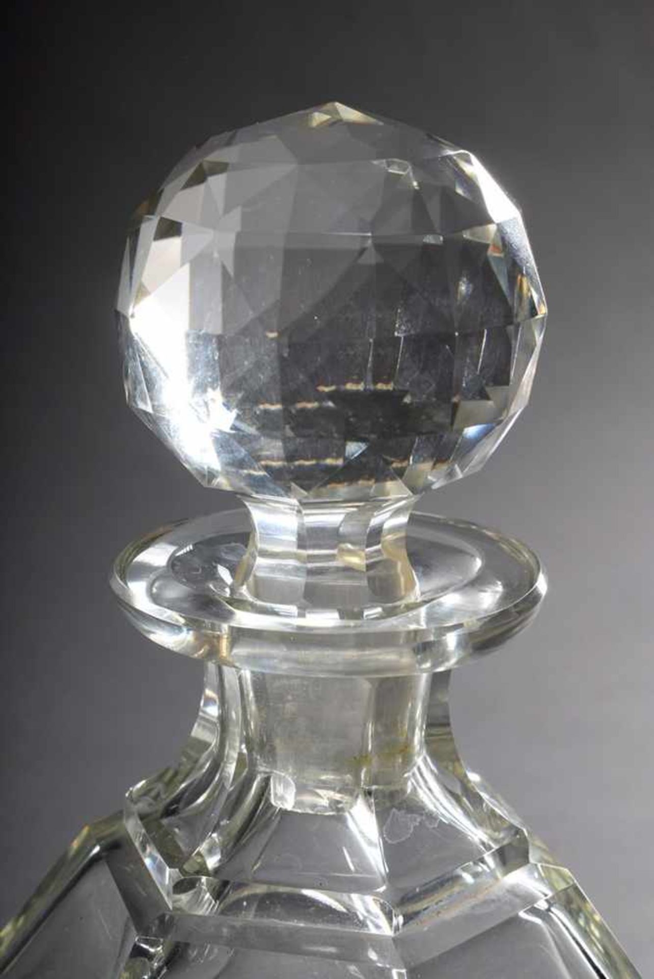 Faceted crystal carafe with star-cut bottom, h. 20,5cm, stopper bumpedFacettierte Kristall Karaffe - Image 2 of 3