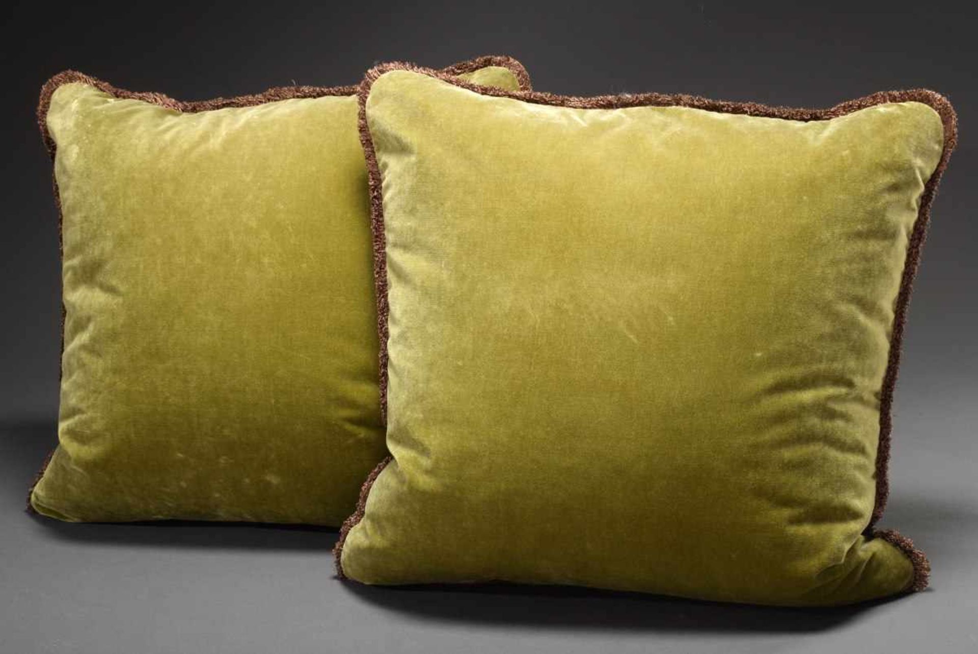 Pair moss green "Fortuny" velvet cushions with embossed floral decoration and copper piping, - Bild 3 aus 3