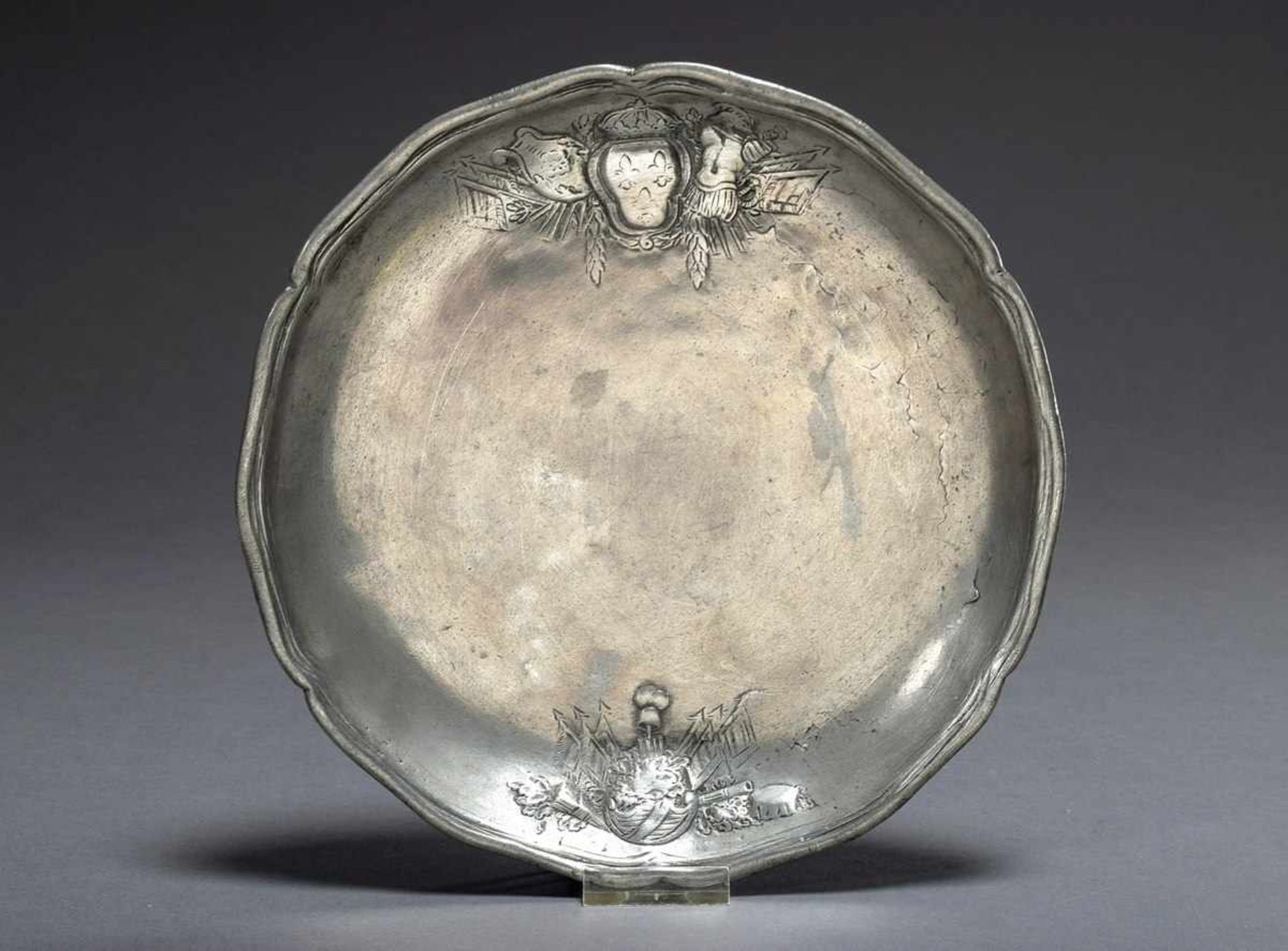 2 Various parts pewter: oval plate with relief "Crowned Fabulous Creature" in the mirror and - Bild 3 aus 9