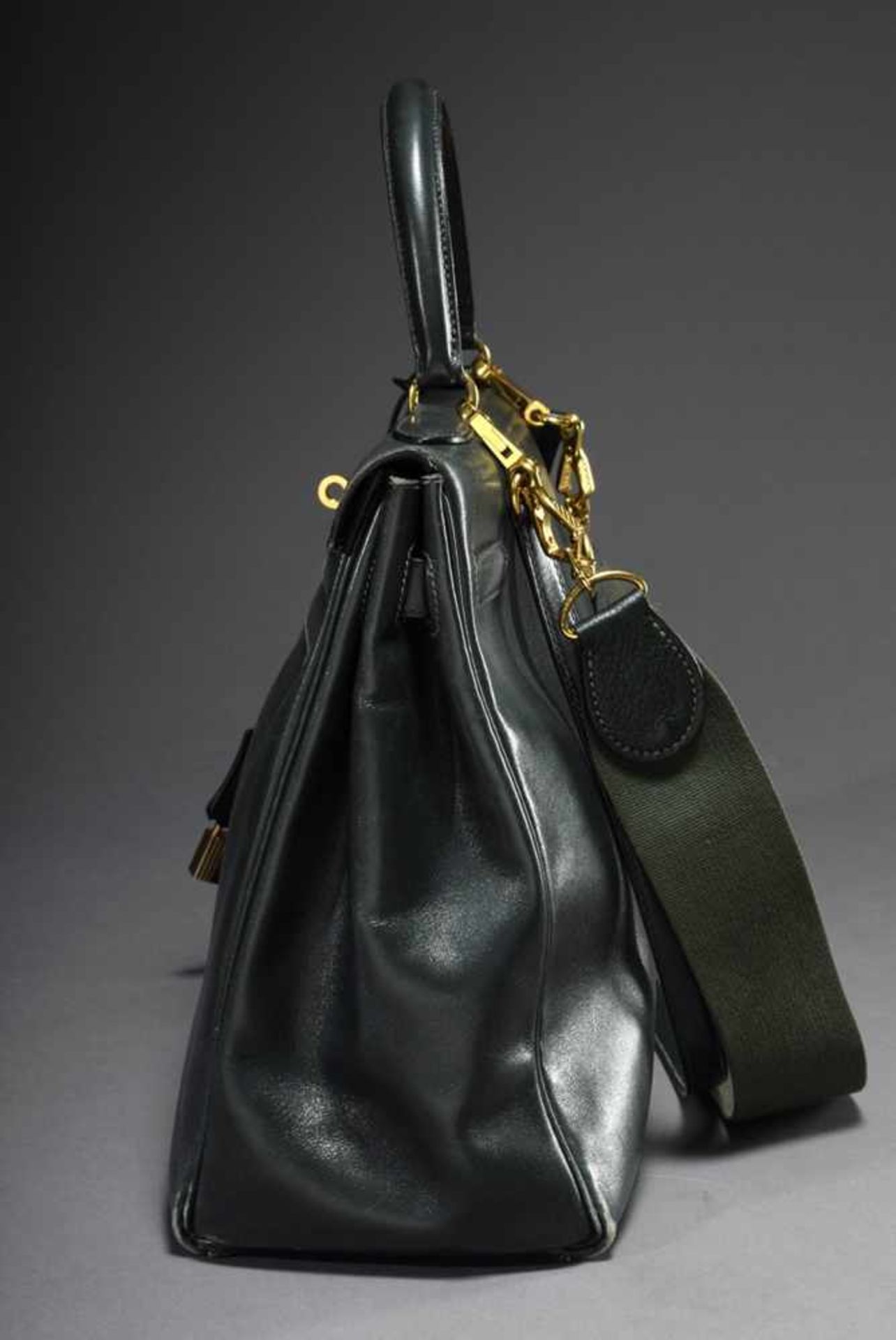 Hermès "Kelly Bag 35 Petit Sac Haut à Courroies", dark green calfskin, trapezoid body with arched - Bild 6 aus 11