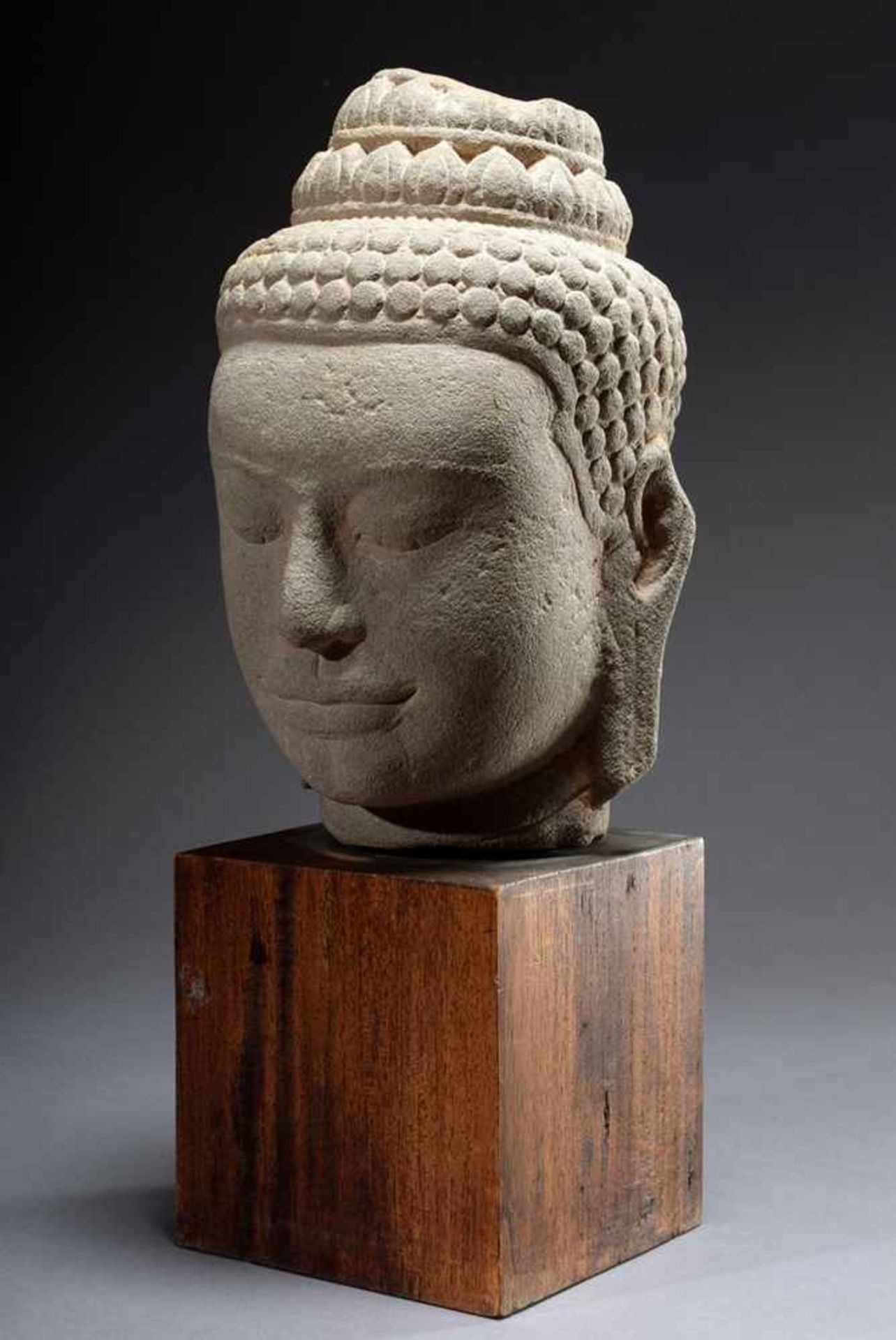 Sandstone Buddha head in Bayon style with stepped Unisha, on wooden base, Cambodia/Thailand, h. 30cm - Image 2 of 7