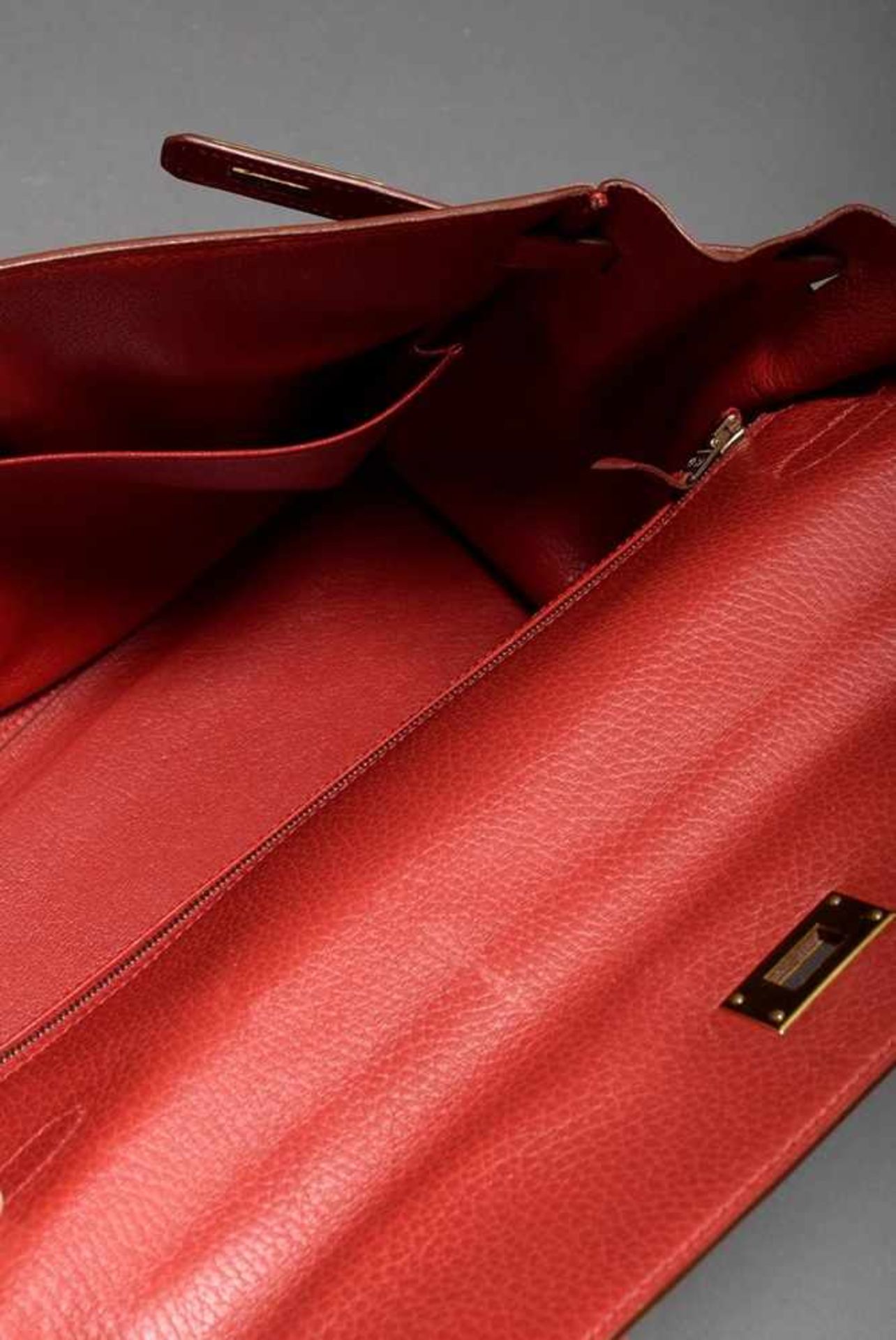 Hermès "Kelly Bag Souple 35", 1998, red calfskin, trapezoid body with arched handle, flap with - Bild 7 aus 8