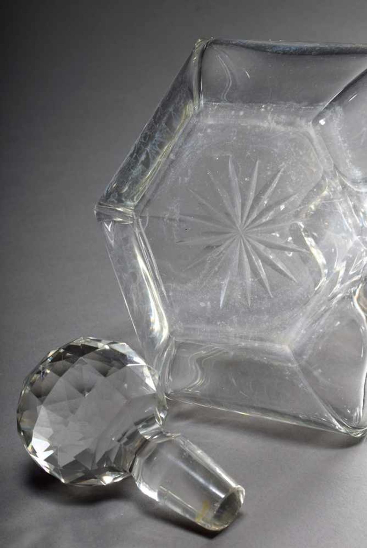 Faceted crystal carafe with star-cut bottom, h. 20,5cm, stopper bumpedFacettierte Kristall Karaffe - Image 3 of 3