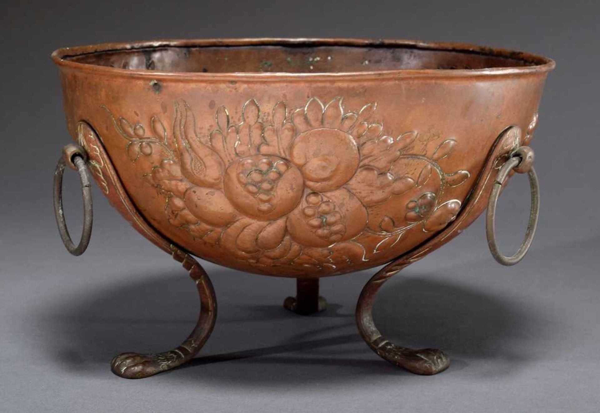Round copper bowl on 3 feet with ring handles and chased fruit decoration, Friesland, h. 18cm, Ø