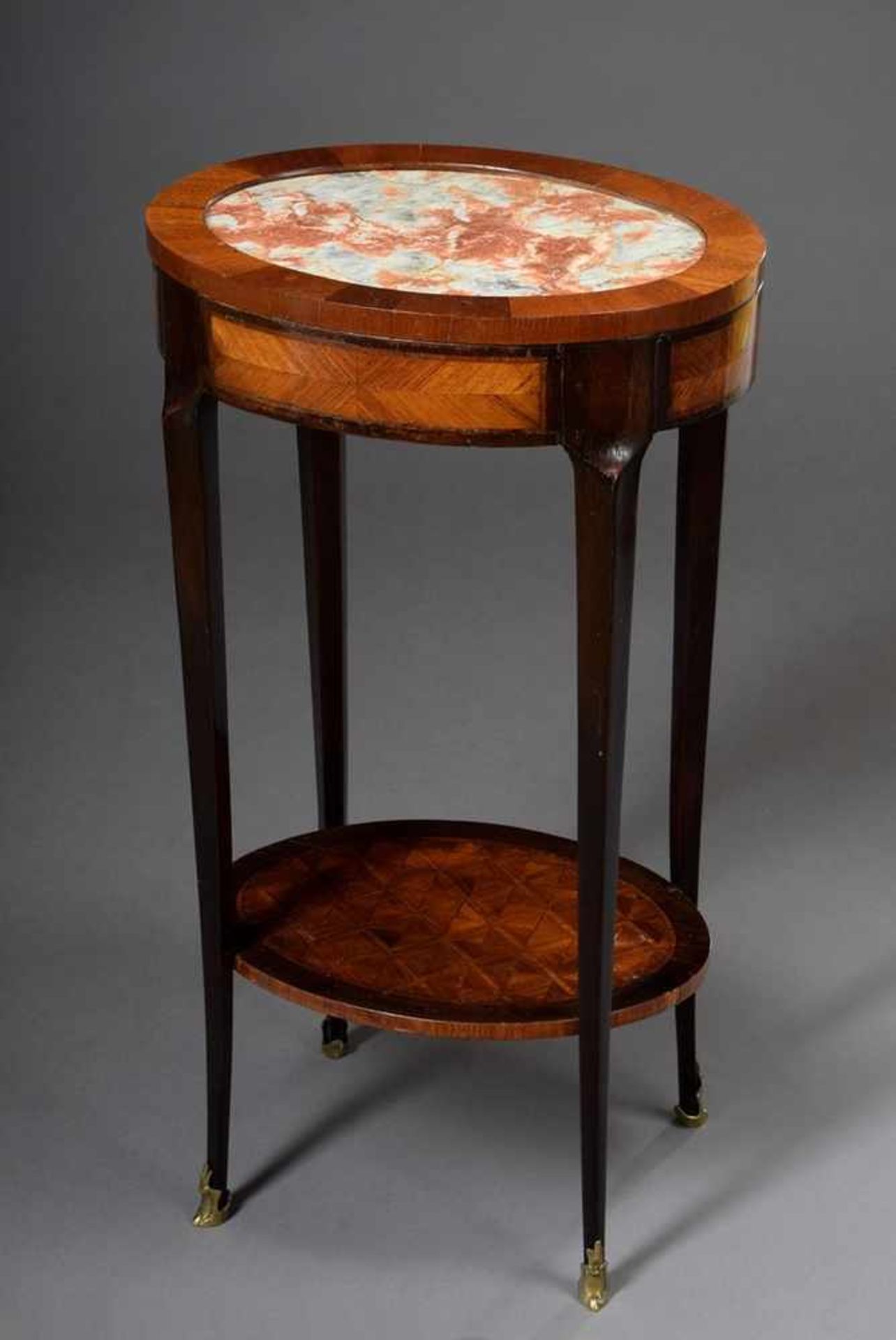 Oval "Table tricoteuse" with white-reddish marble top and optical marquetry, on curved legs with - Image 2 of 8