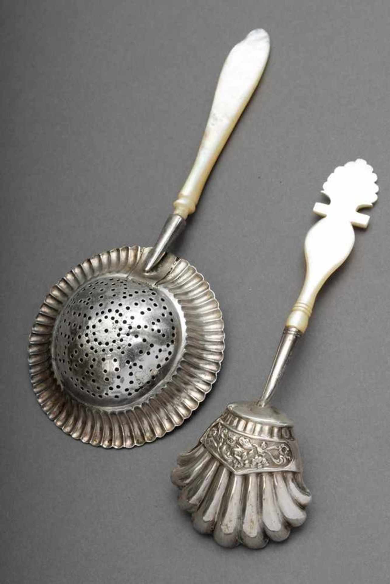 2 Various parts cutlery: chute and strainer with mother-of-pearl handles, 19th century, silver, l. - Bild 2 aus 2