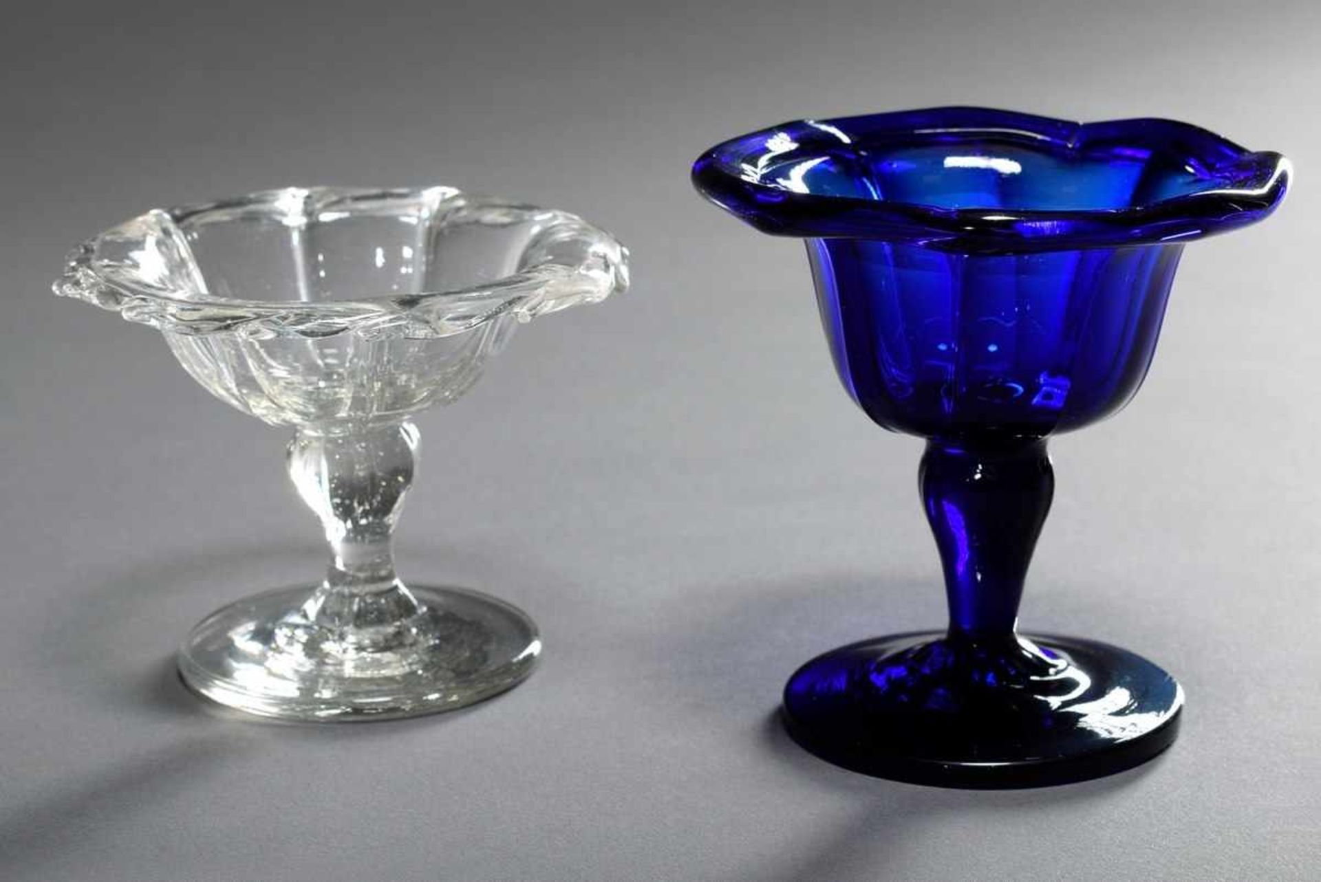 2 Various small drawn top pieces of colourless and cobalt blue glass, around 1900, h. 7/9cm, 2