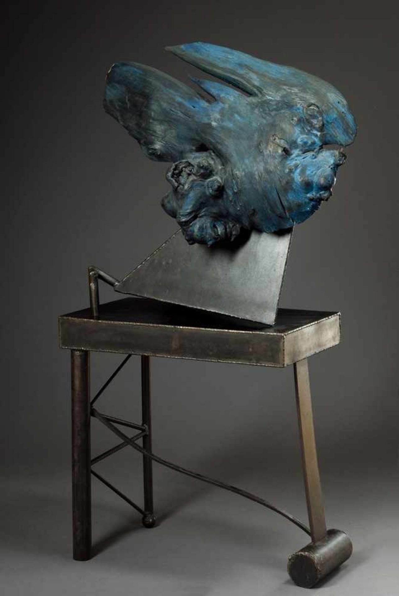 Radeloff, Thomas (*1955) "Abstract Form", blue framed wood fragment on metal table base, 132x68x36,