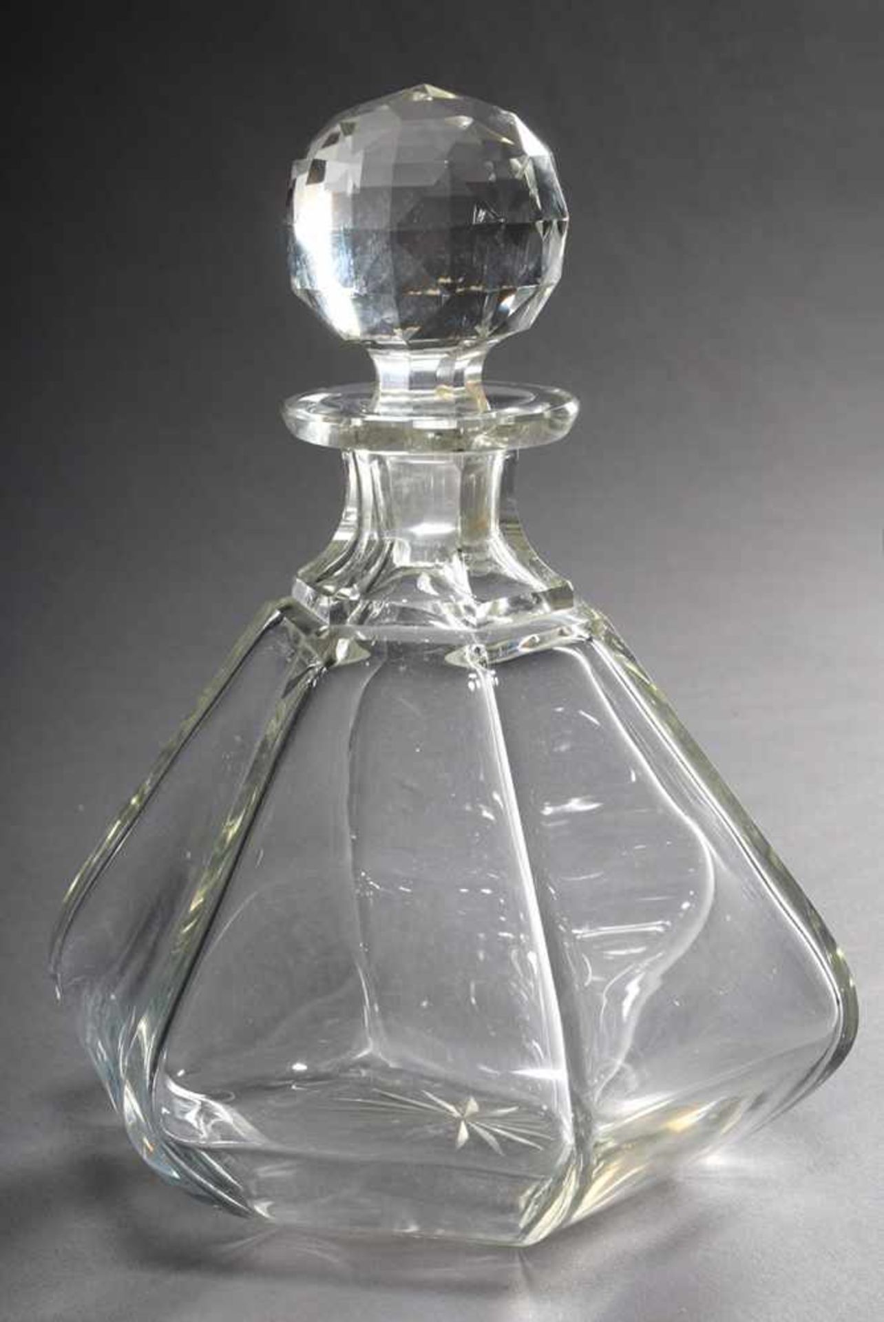 Faceted crystal carafe with star-cut bottom, h. 20,5cm, stopper bumpedFacettierte Kristall Karaffe