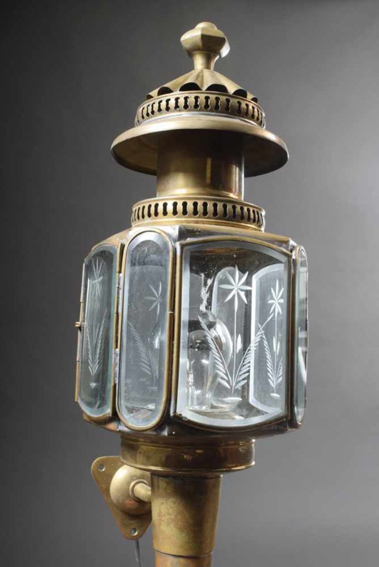 Pair of "Carriage" lanterns with floral cut glasses in brass mounting, electrified, l. 53cm, - Bild 2 aus 2