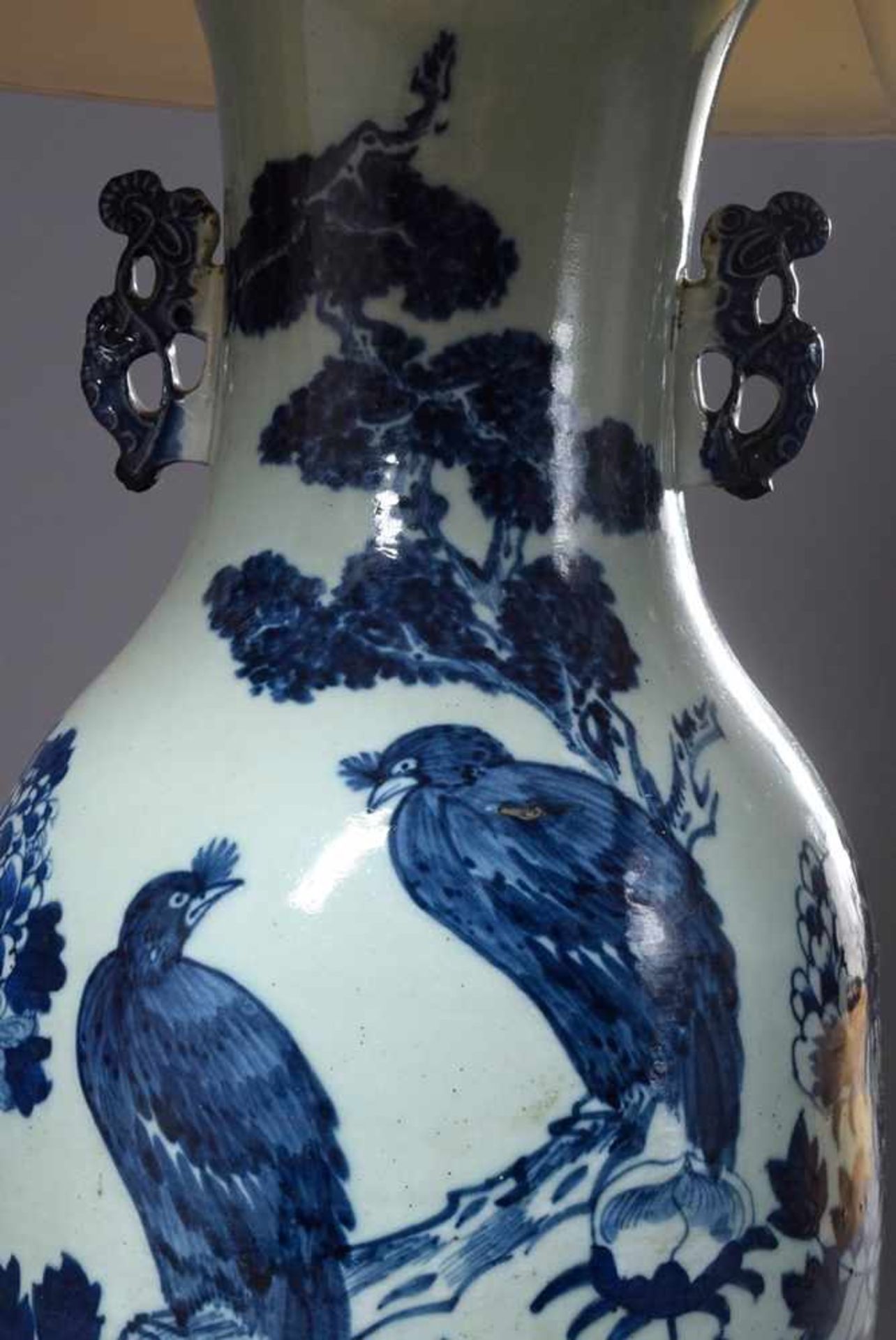 Big porcelain baluster vase with blue painting decoration "Jackdaws on branches" on celadon - Bild 3 aus 5