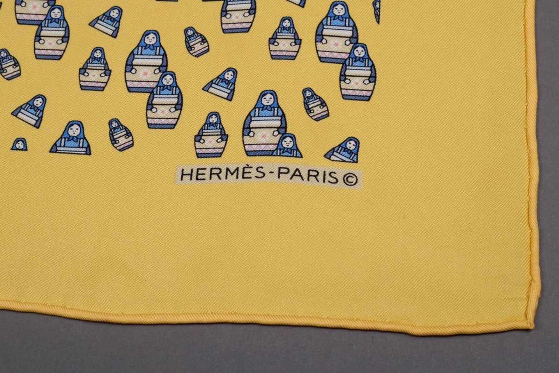 Hermès pochette "Matriochka" light yellow/blue, Entw.: ?, silk, 42x42cm, stainsHermès Pochette " - Bild 3 aus 3