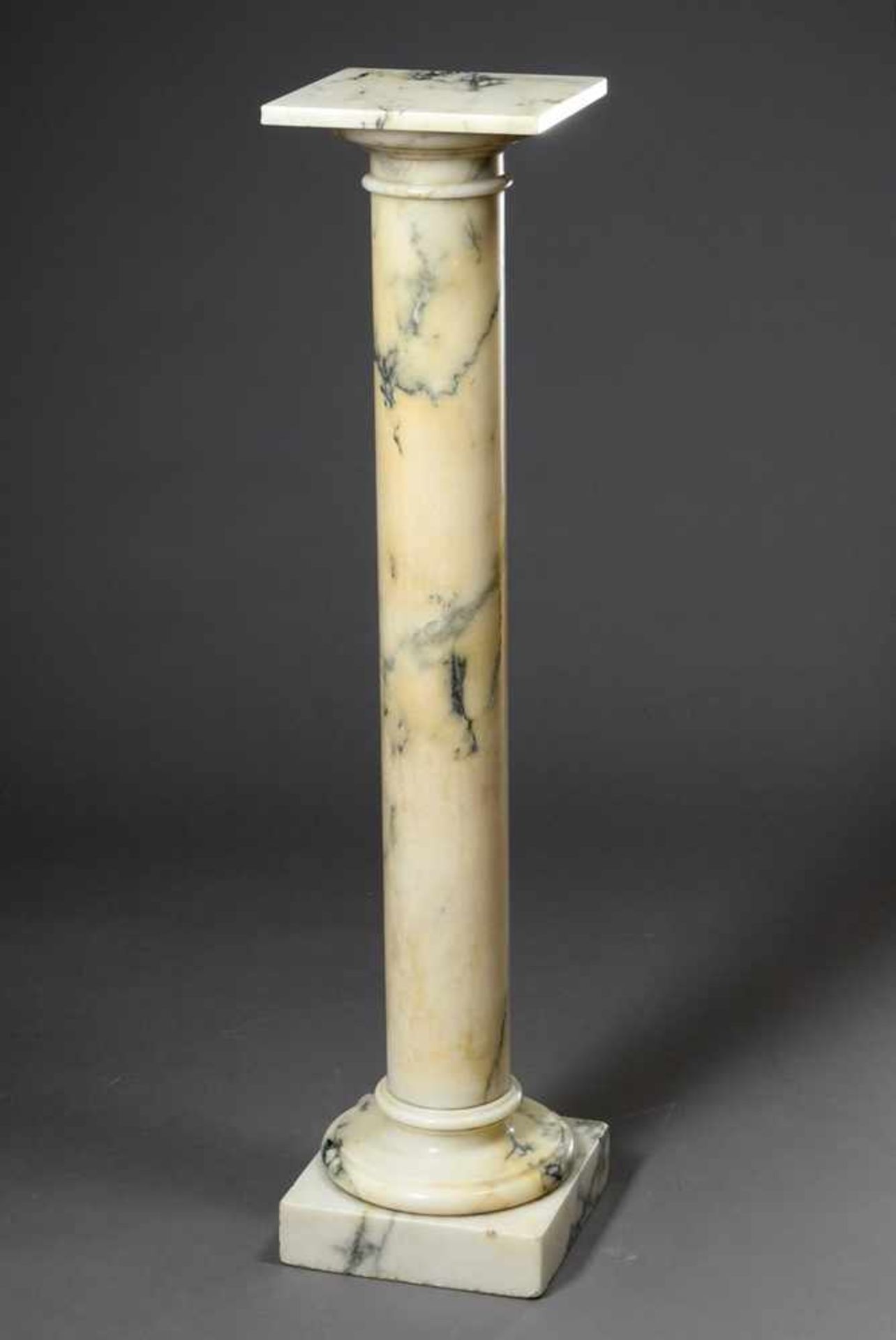 Plain white marble column with black veining, h. 111,5cm, scratch marks, slightly bumpedSchlichte, - Image 2 of 7