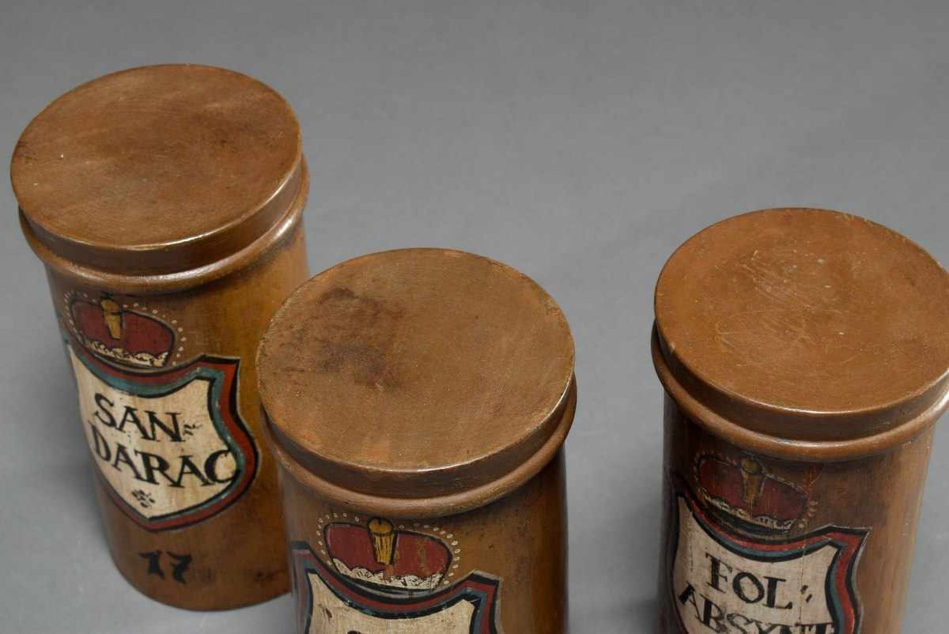 3 Various antique wooden pharmacist's lidded vessels with colored cartridges and inscription "Fol: - Bild 5 aus 5