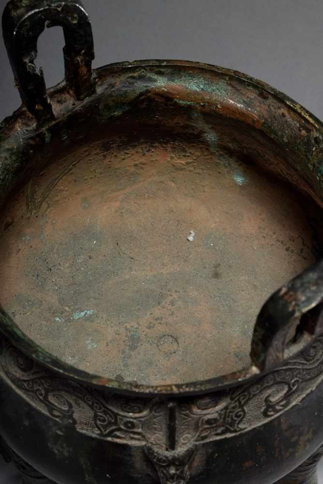 Bronze ritual vessel of the type "Ding" with archaic ornamental frieze on 3 legs, China 18th/19th - Bild 5 aus 10