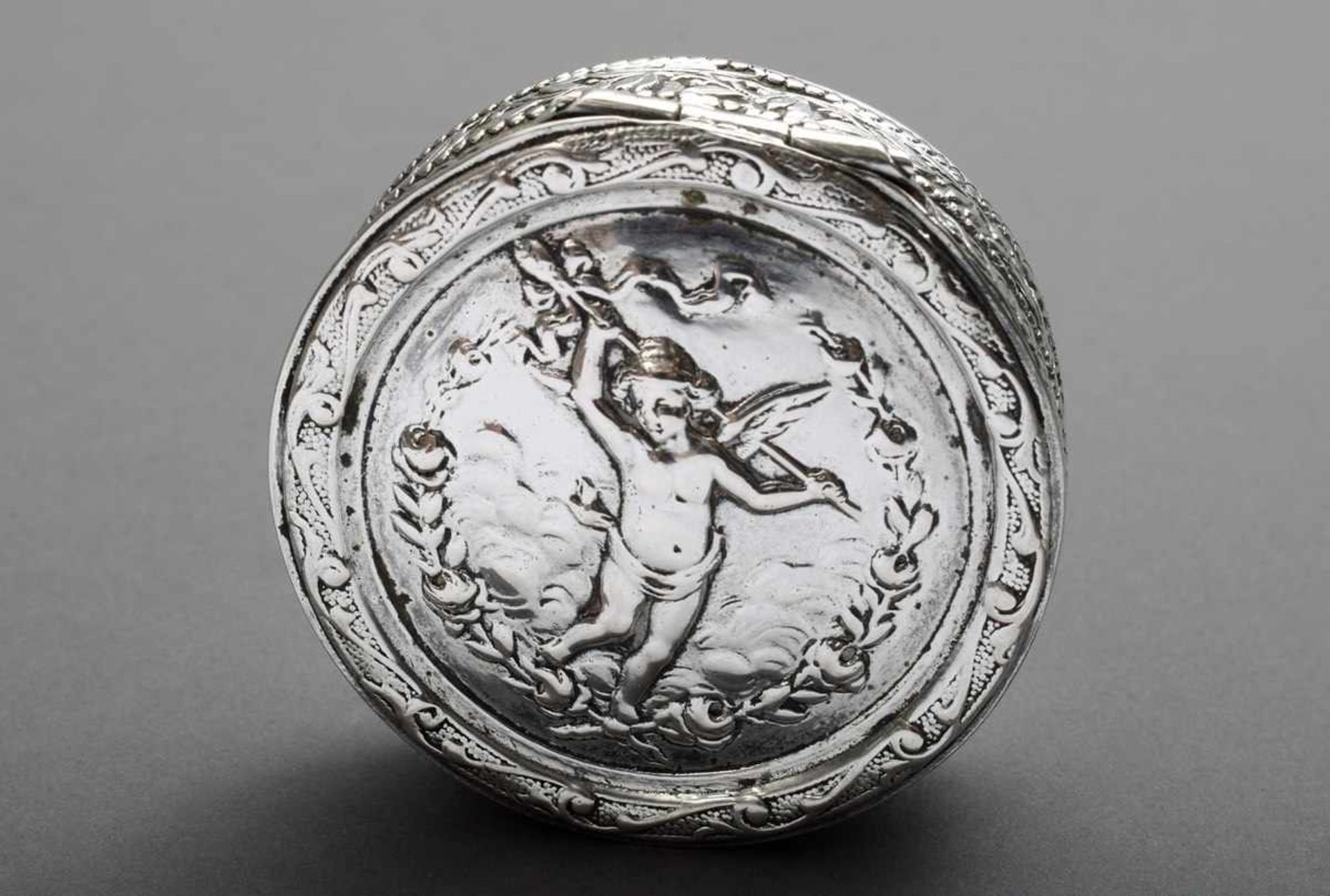 Round box with relief decoration "Amorette", silver 800, Ø 5,5cm, slight pressure marksRunde Dose - Bild 3 aus 5