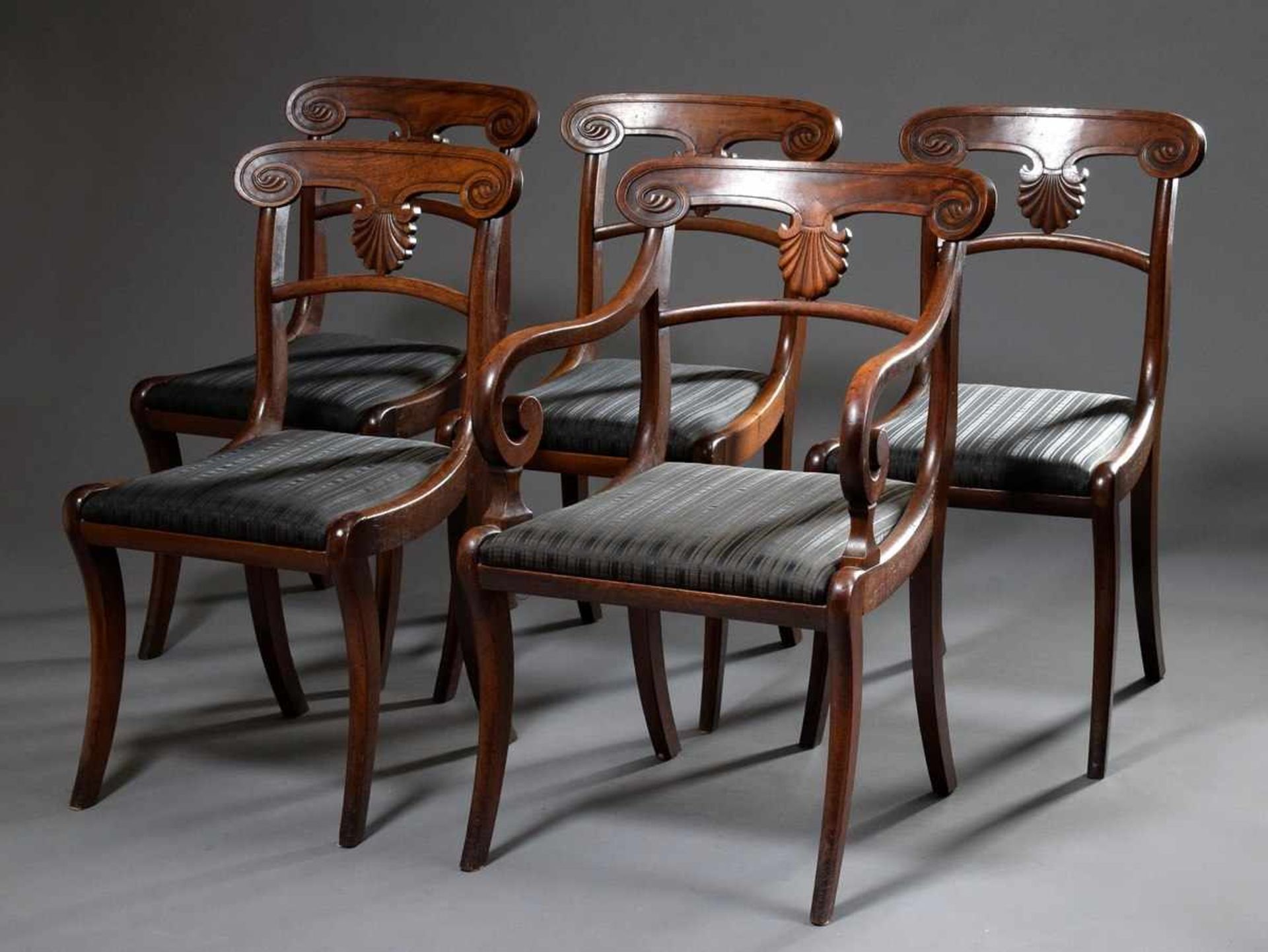 5 English Sheraton chairs with carved backrests and sabre legs, 1x with armrests, mahogany, - Bild 2 aus 7