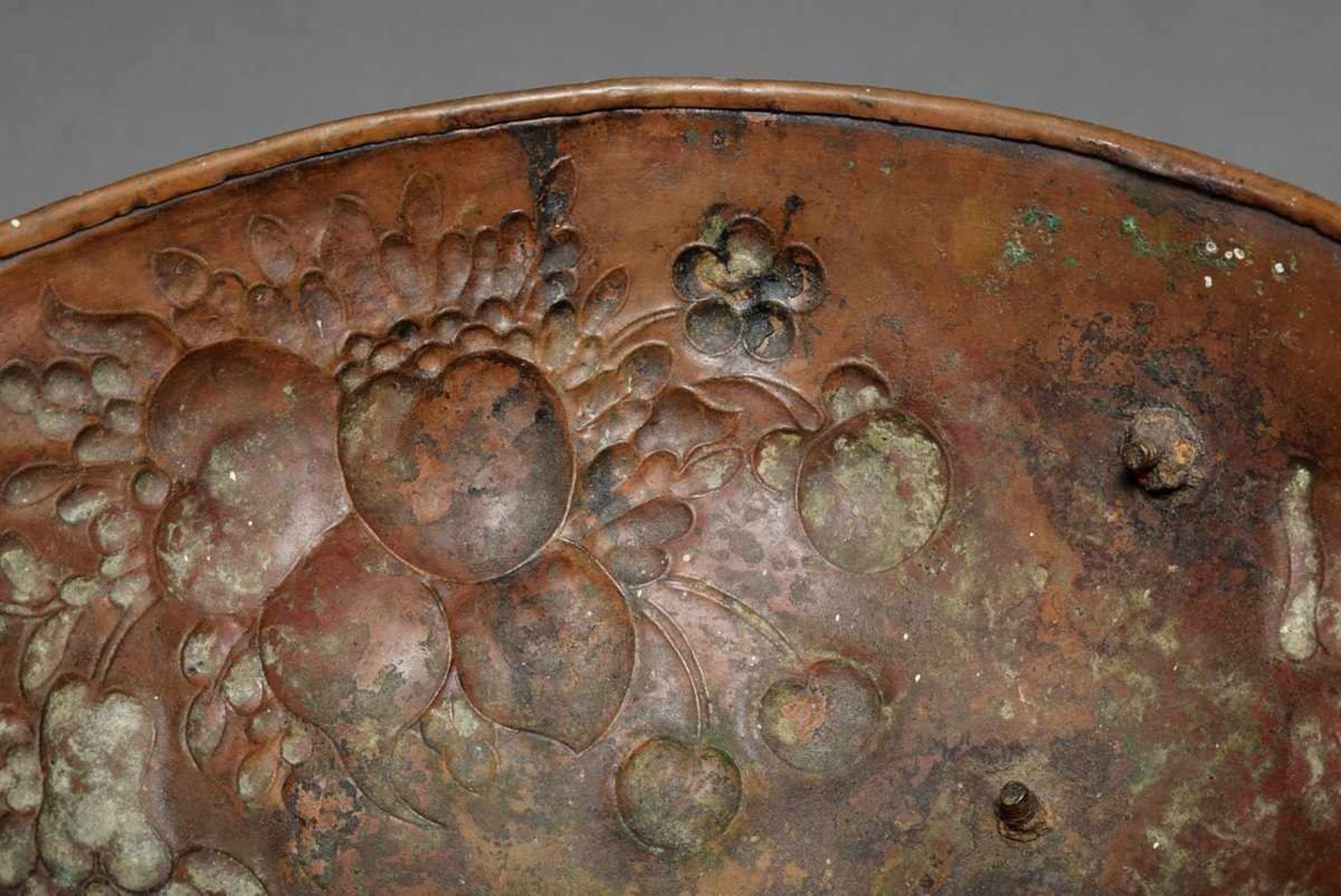 Round copper bowl on 3 feet with ring handles and chased fruit decoration, Friesland, h. 18cm, Ø - Bild 3 aus 5