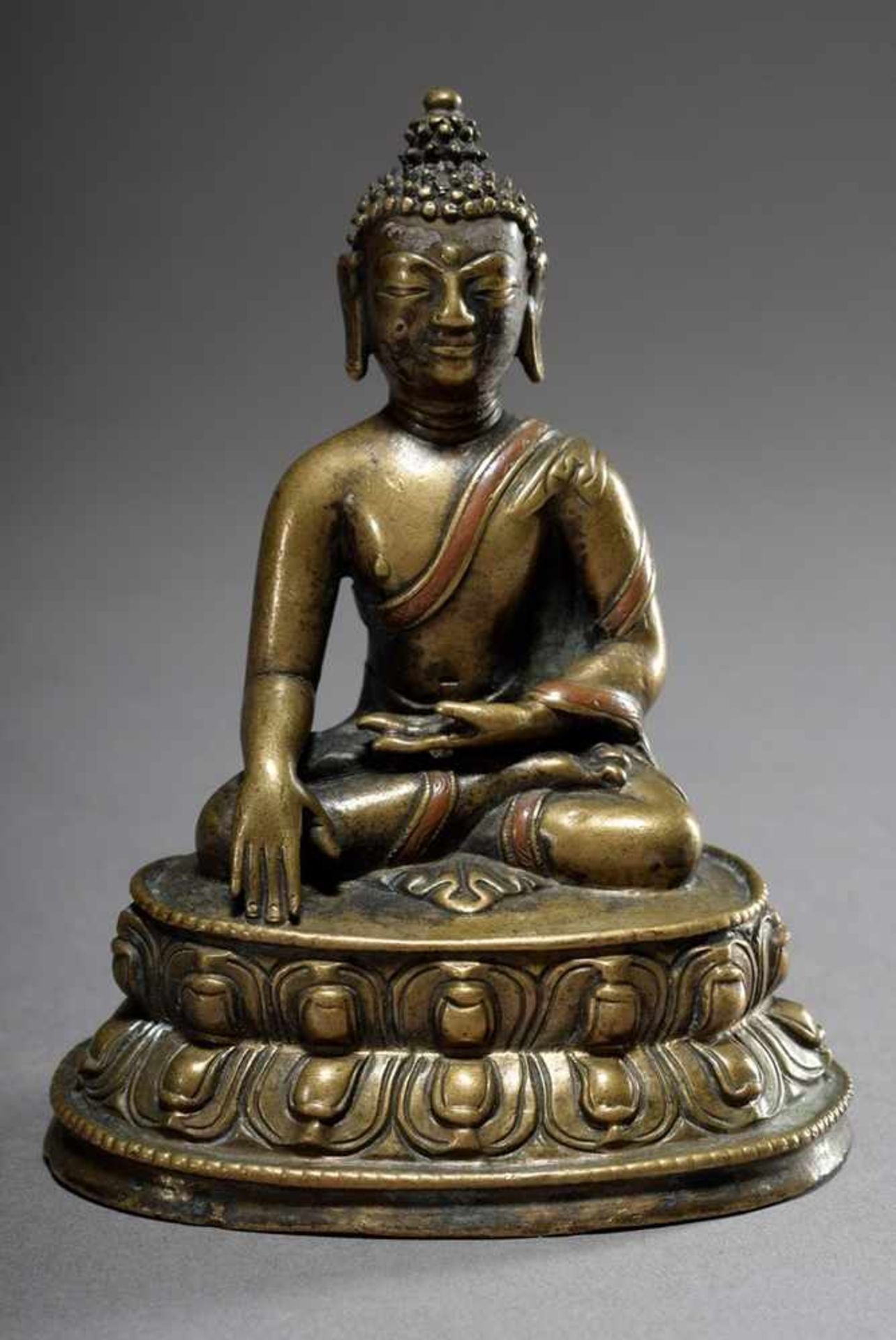 "Sitting Buddha Shakyamuni in Bhumisparsa Mudra", brass with copper inlay, Tibet around 1900, h. - Image 2 of 6