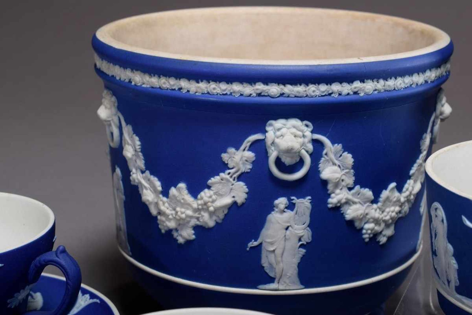 11 Various parts Wedgwood porcelain, light blue with antique scenes, consisting of: 5 cups/saucer ( - Bild 5 aus 10