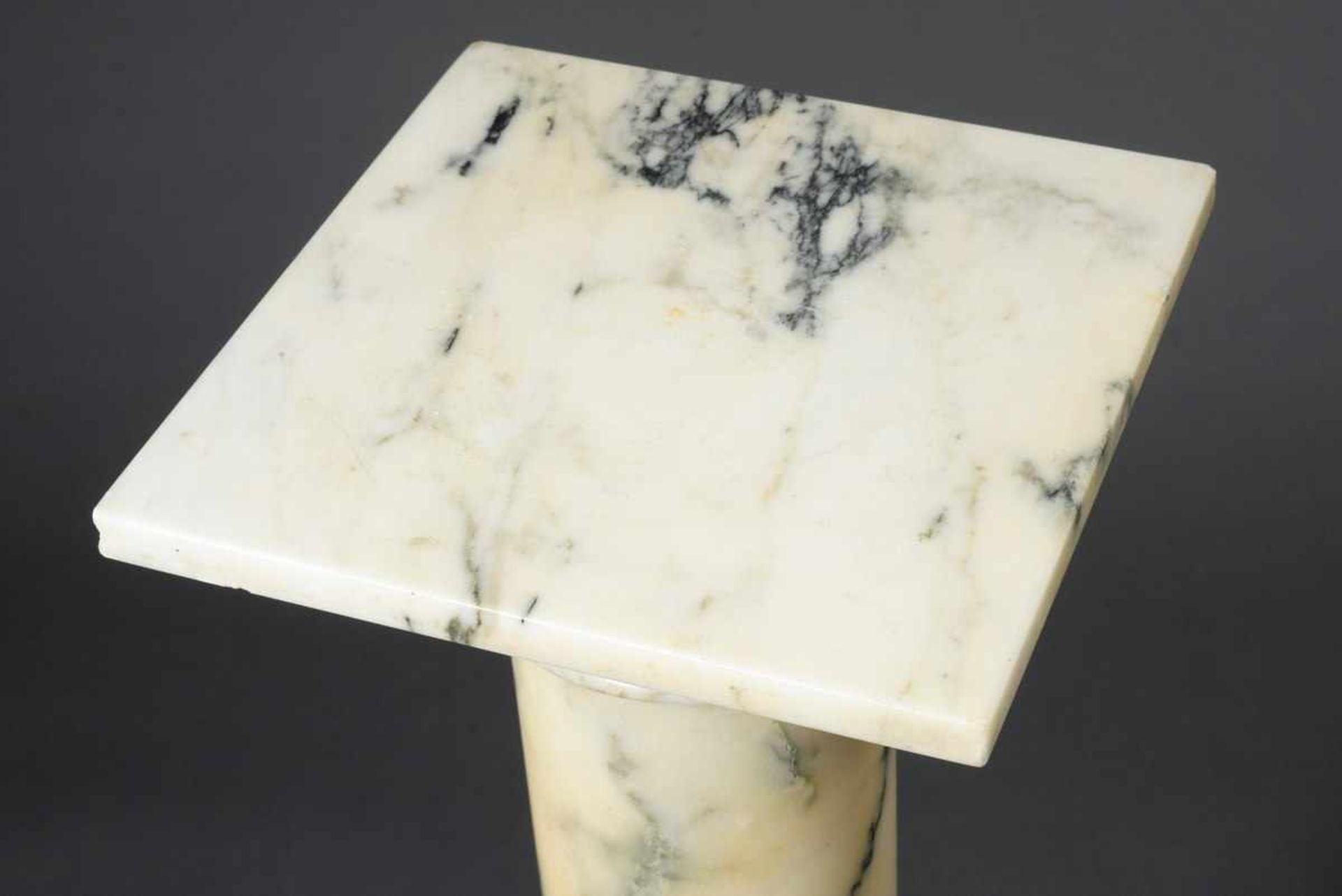Plain white marble column with black veining, h. 111,5cm, scratch marks, slightly bumpedSchlichte, - Image 3 of 7